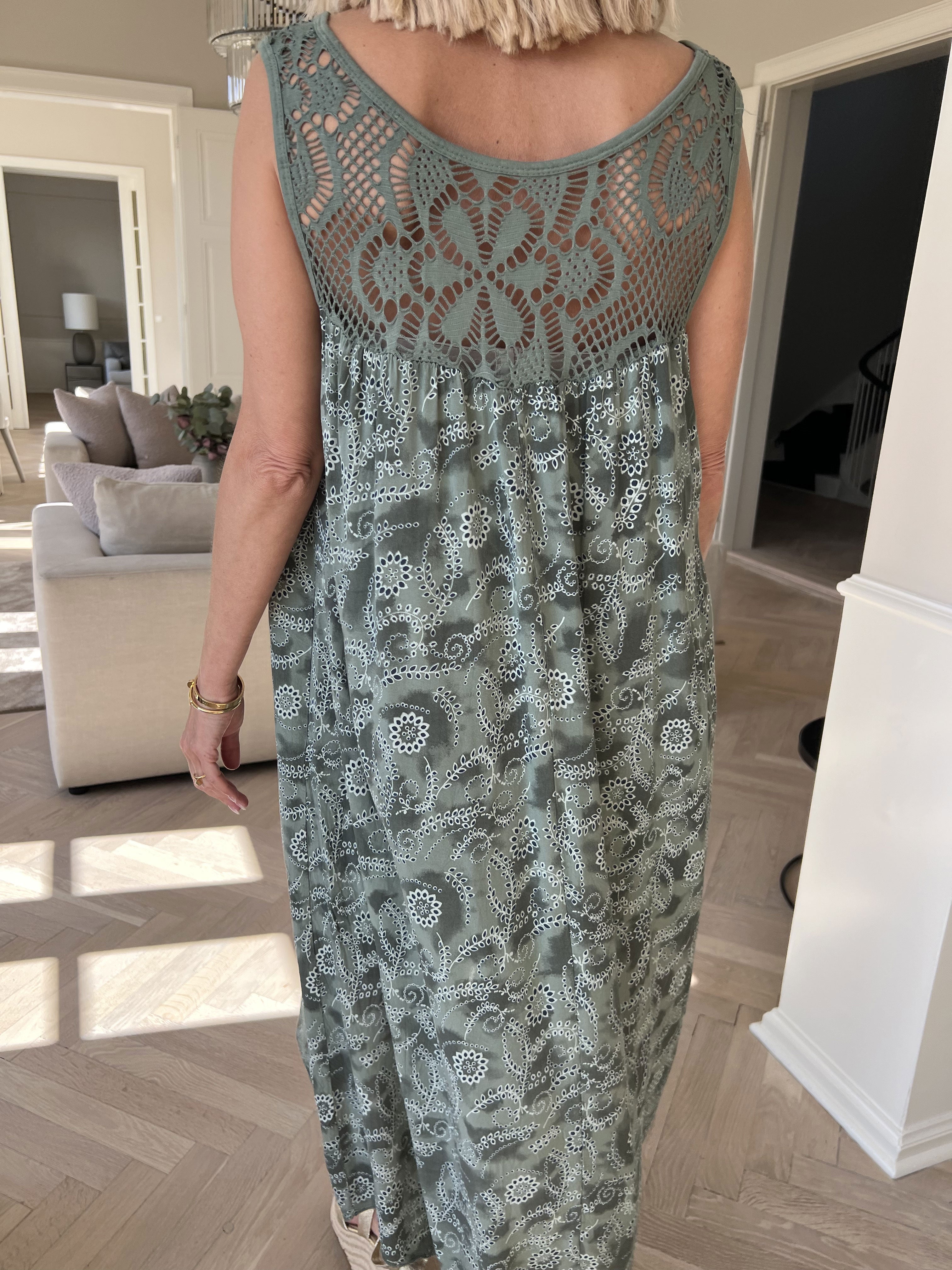 Florence - Klänning i viskos med hålmönstrat band