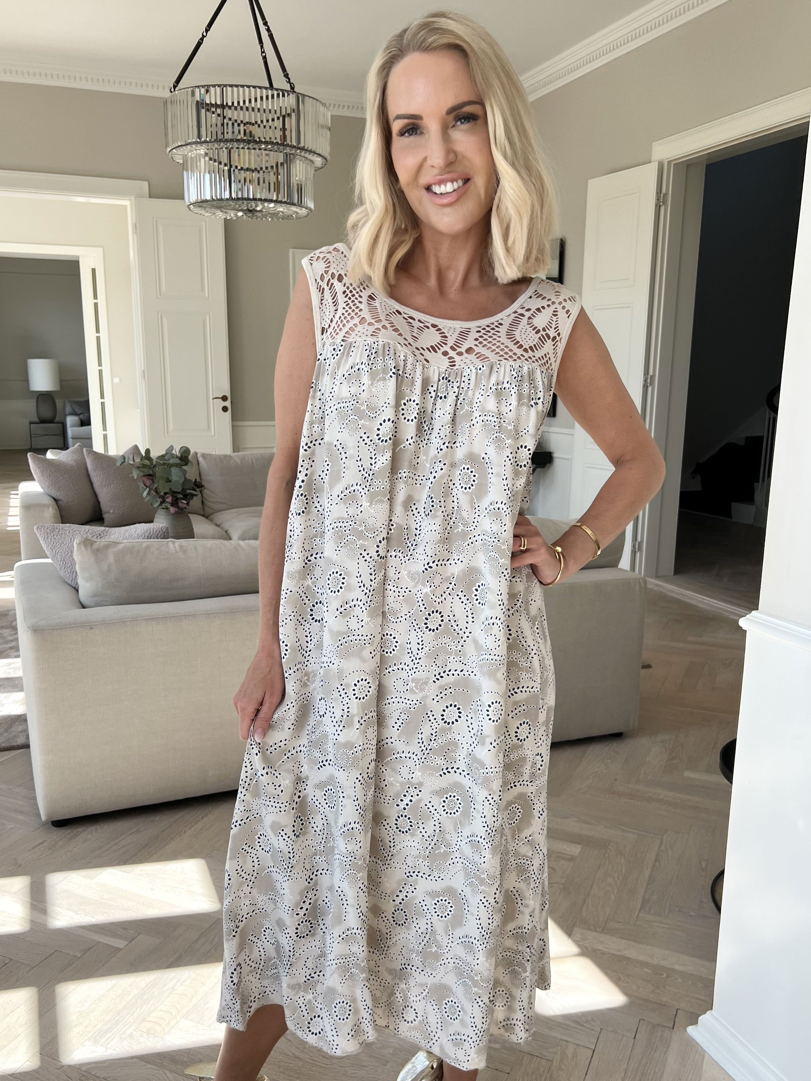 Florence - Klänning i viskos med hålmönstrat band