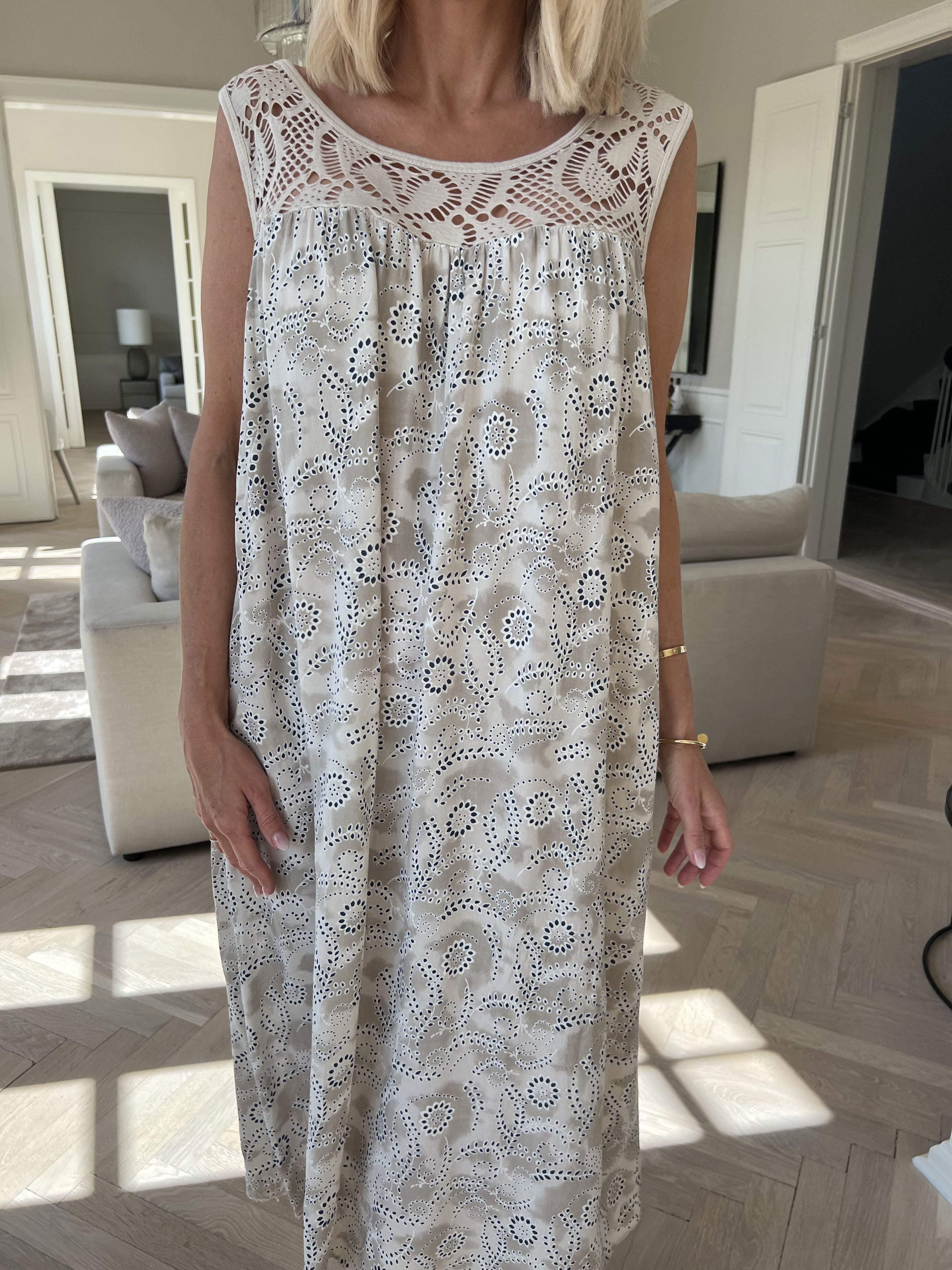 Florence - Klänning i viskos med hålmönstrat band