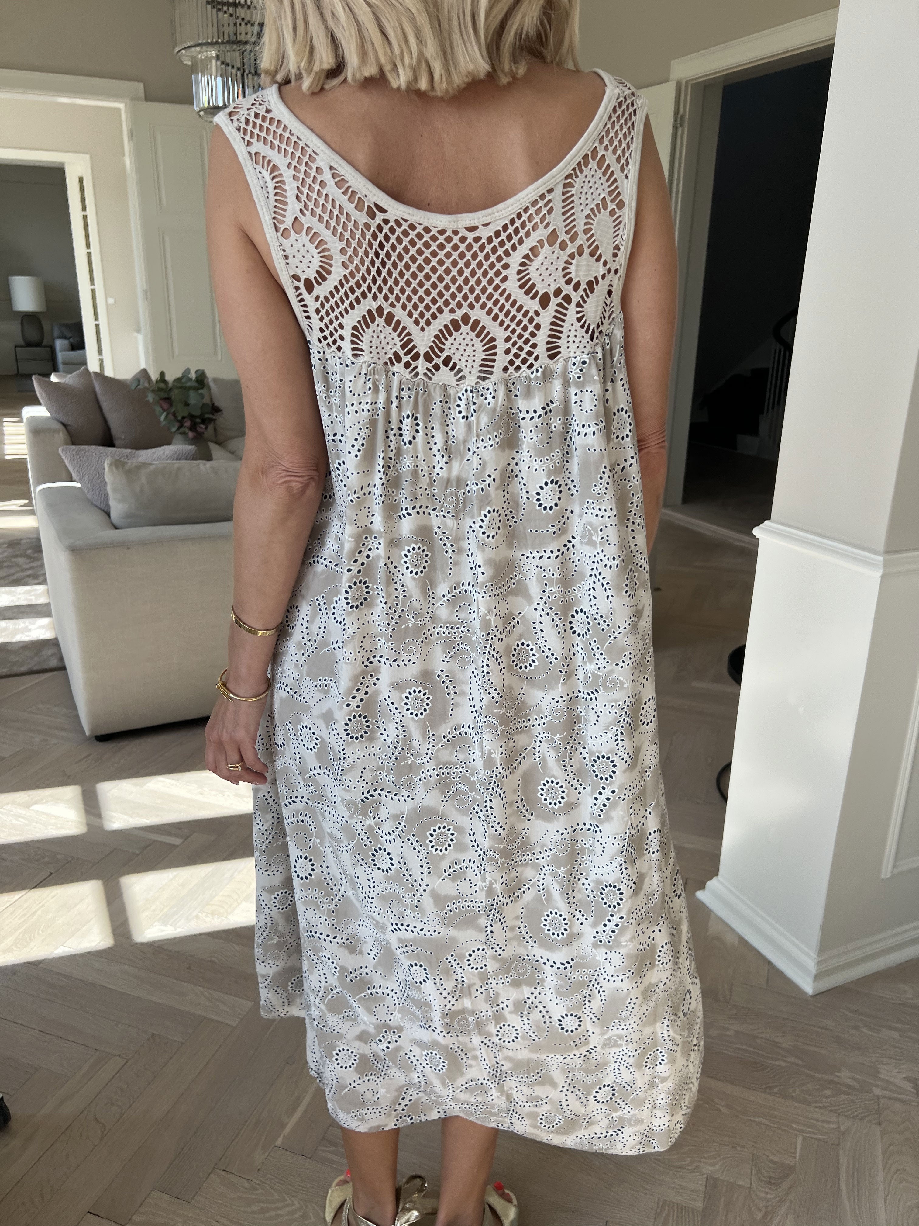 Florence - Klänning i viskos med hålmönstrat band