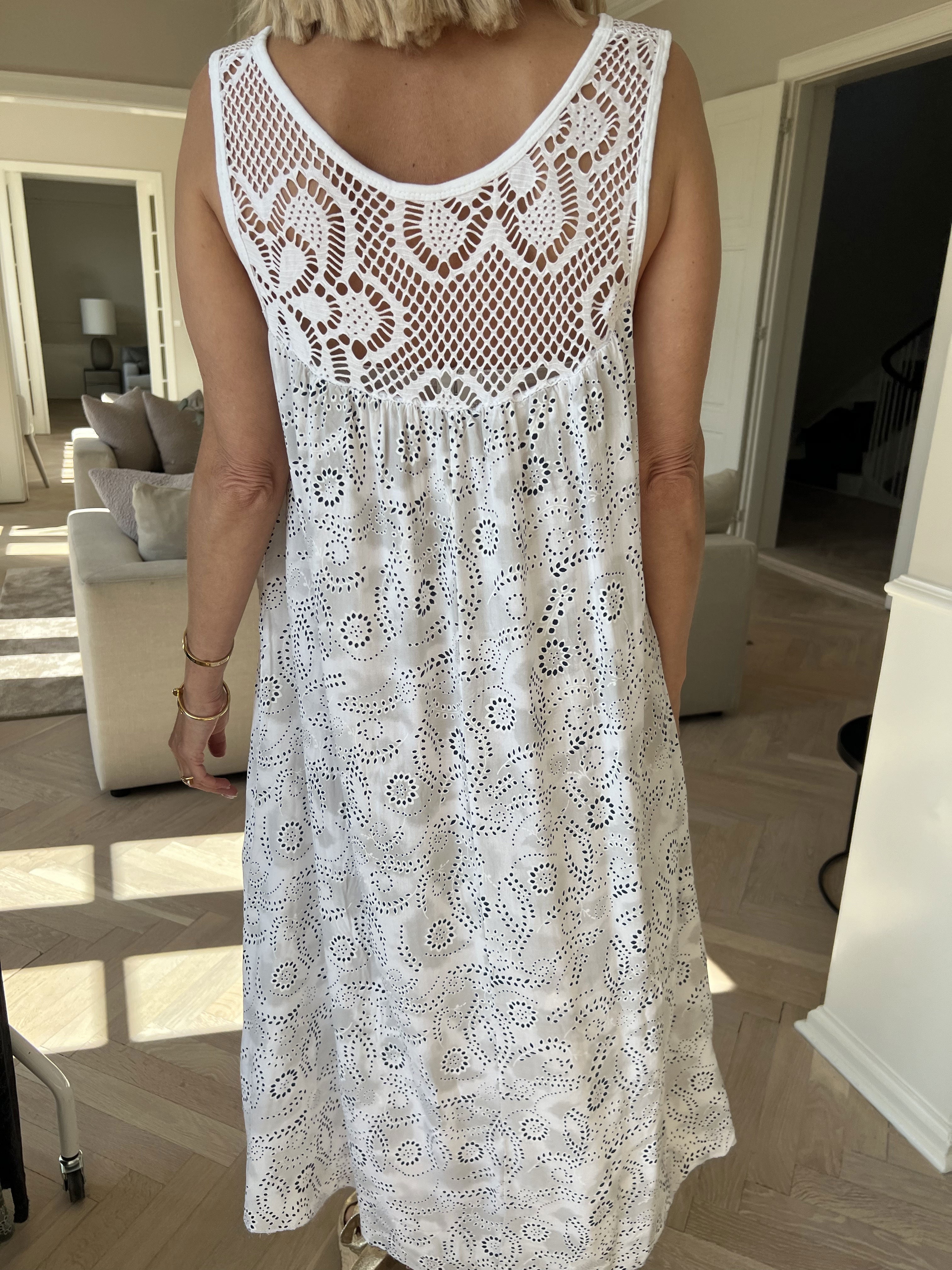 Florence - Klänning i viskos med hålmönstrat band