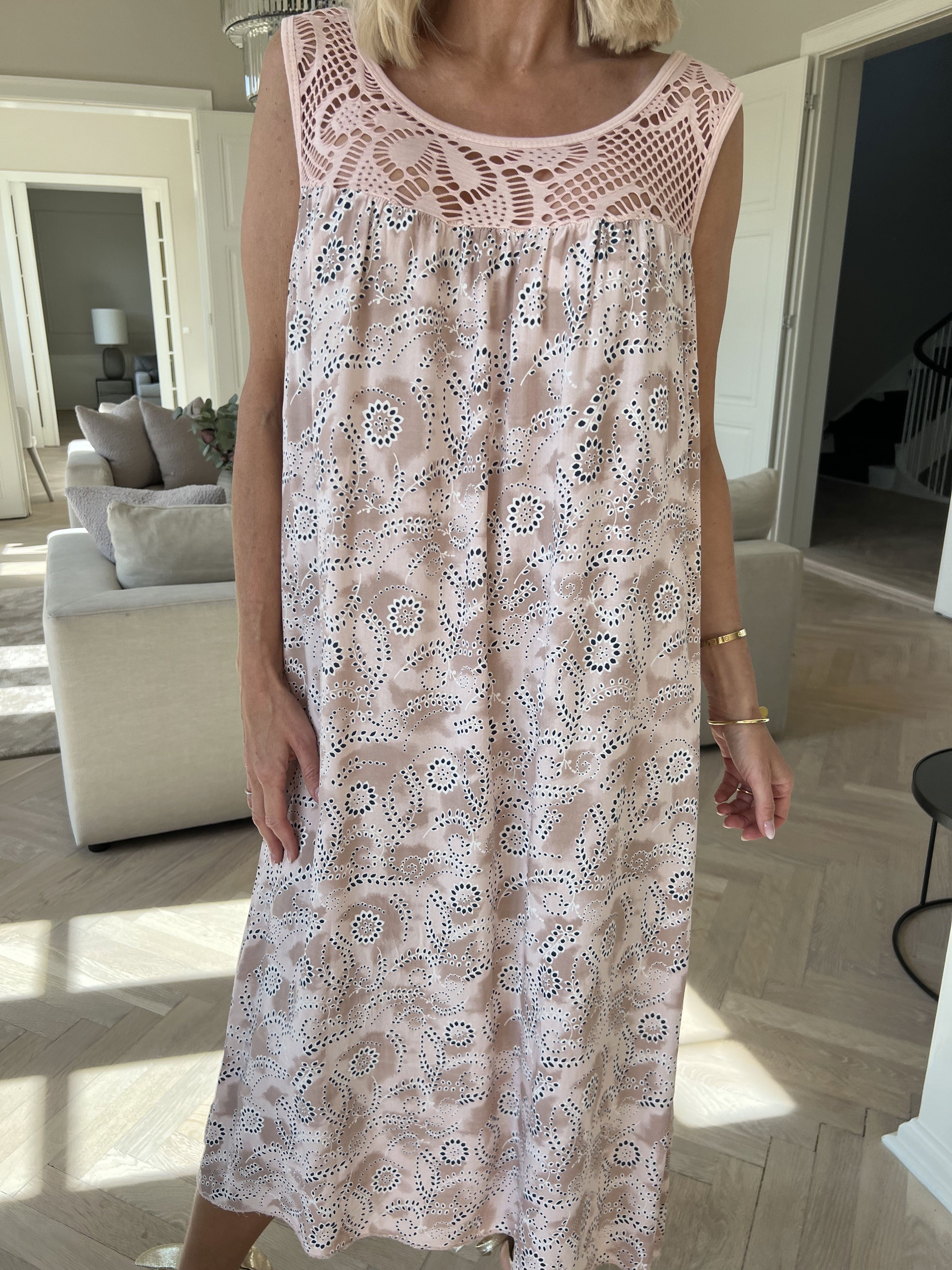 Florence - Klänning i viskos med hålmönstrat band