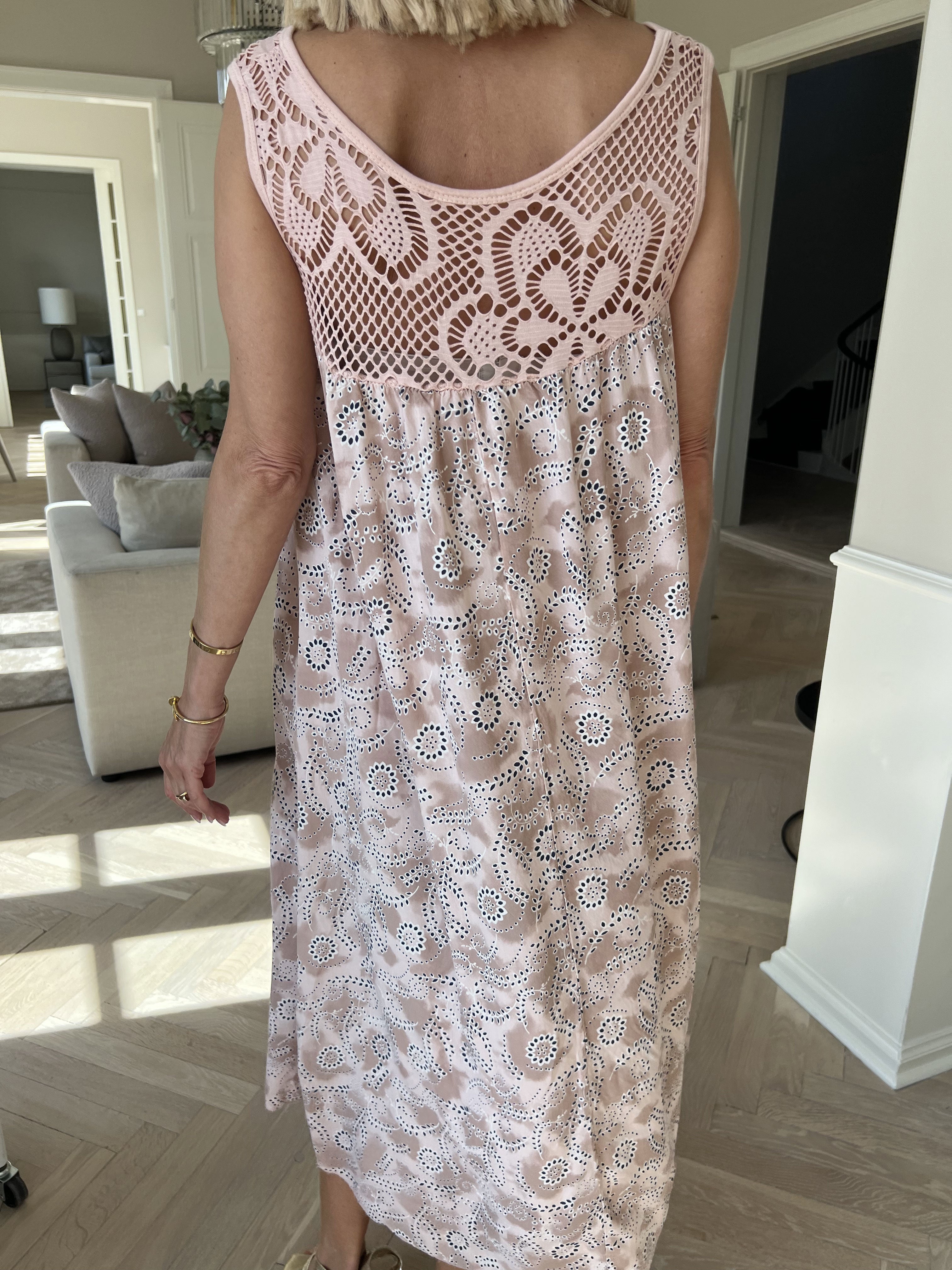 Florence - Klänning i viskos med hålmönstrat band