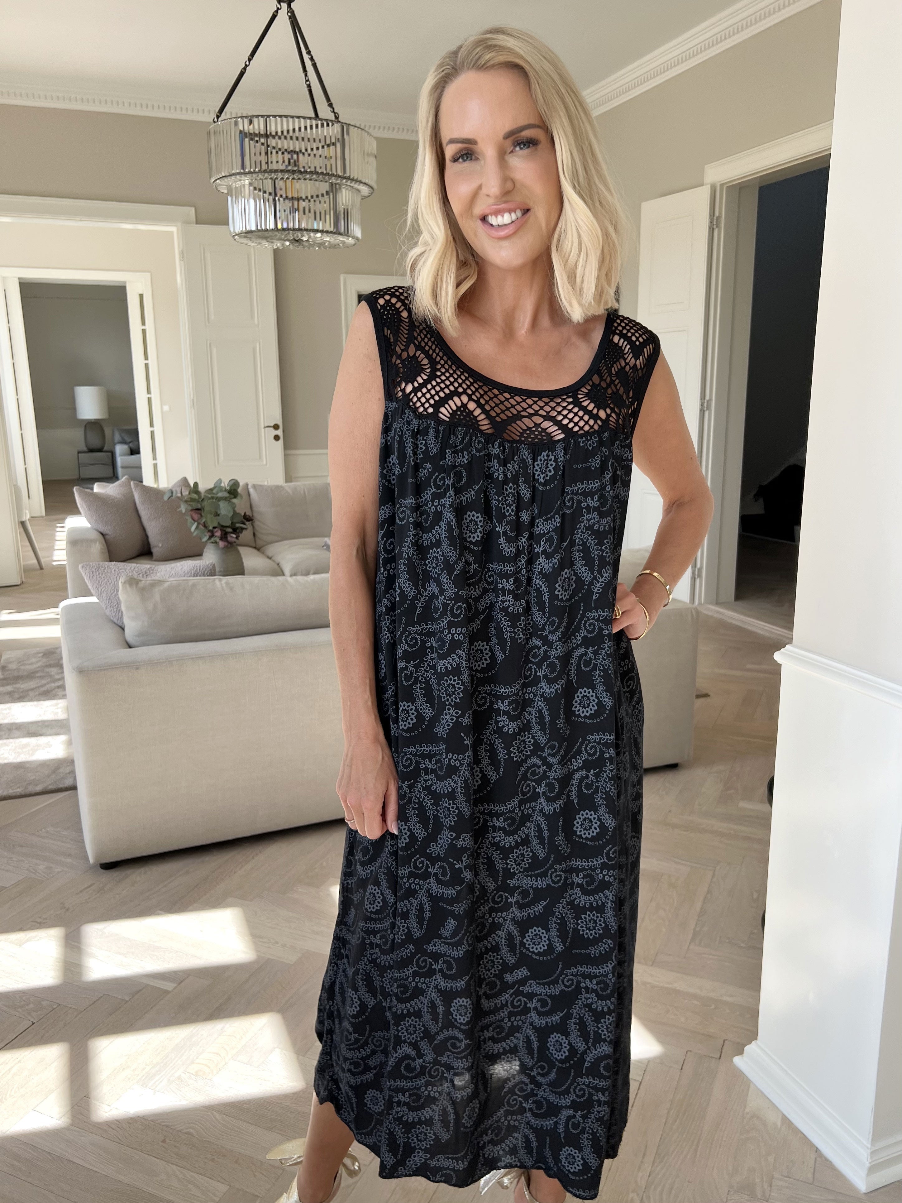 Florence - Klänning i viskos med hålmönstrat band