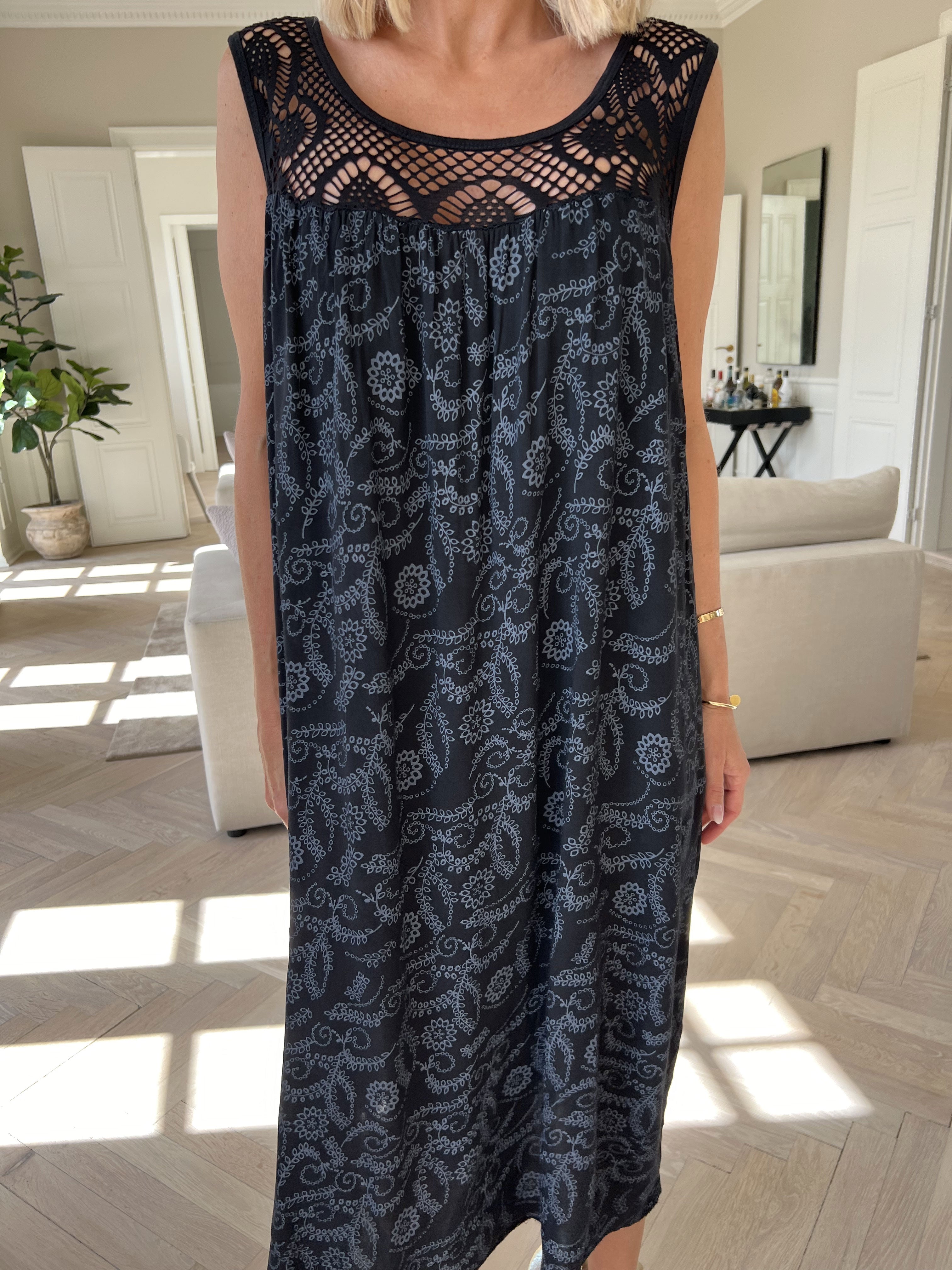 Florence - Klänning i viskos med hålmönstrat band