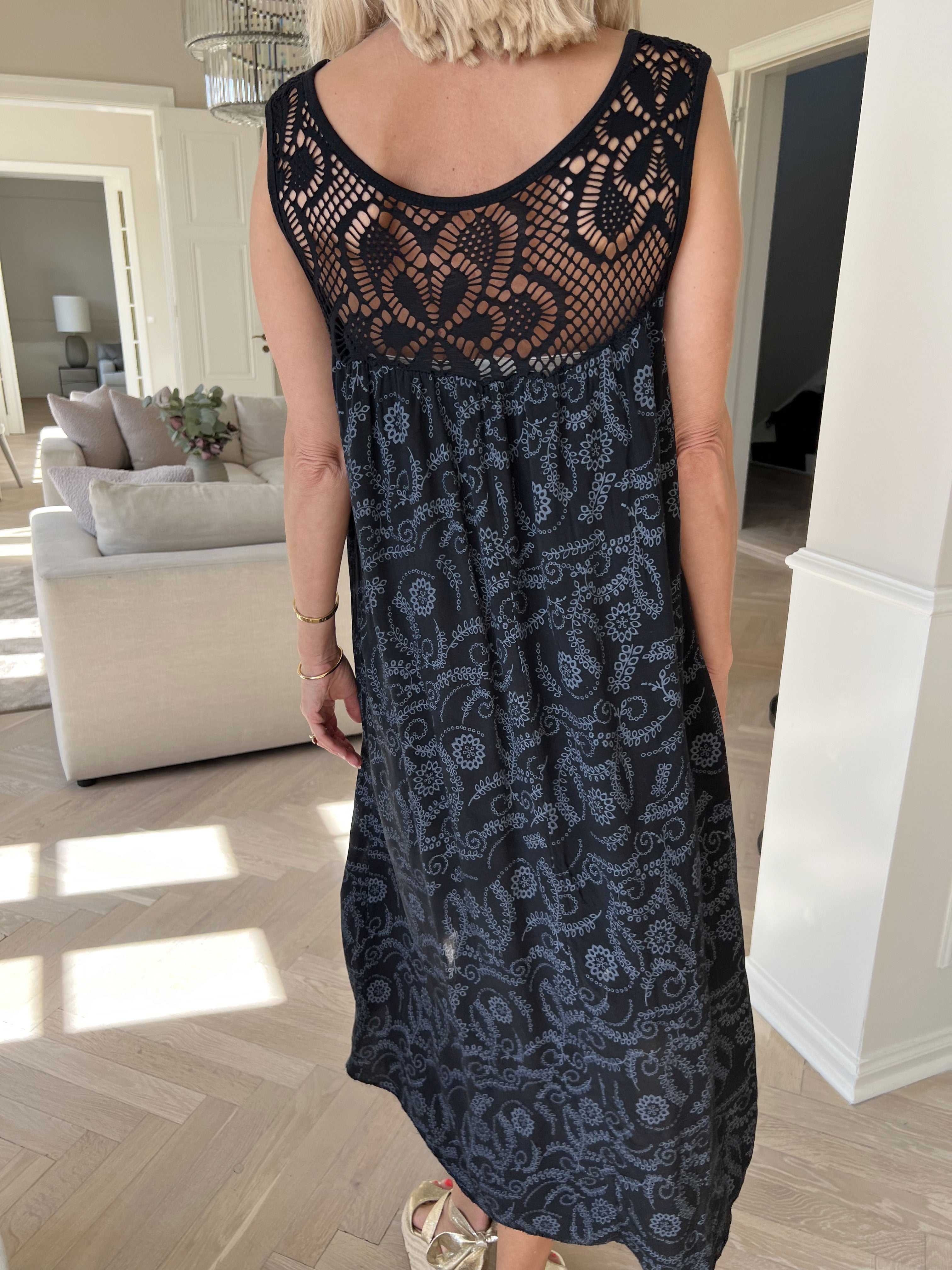 Florence - Klänning i viskos med hålmönstrat band