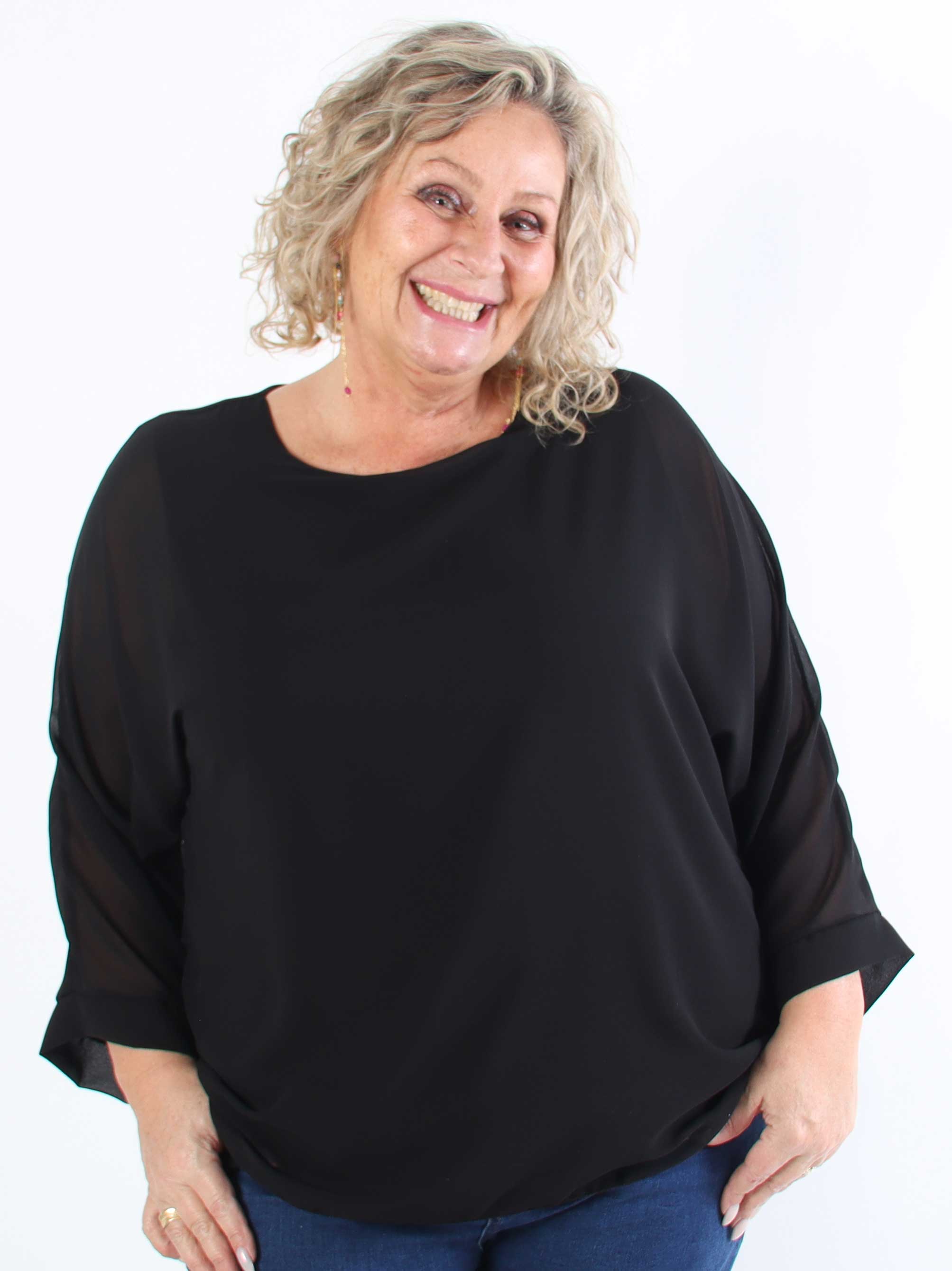 Flores - Plus size-tunika med chiffonglager och halvgenomskinliga ärmar