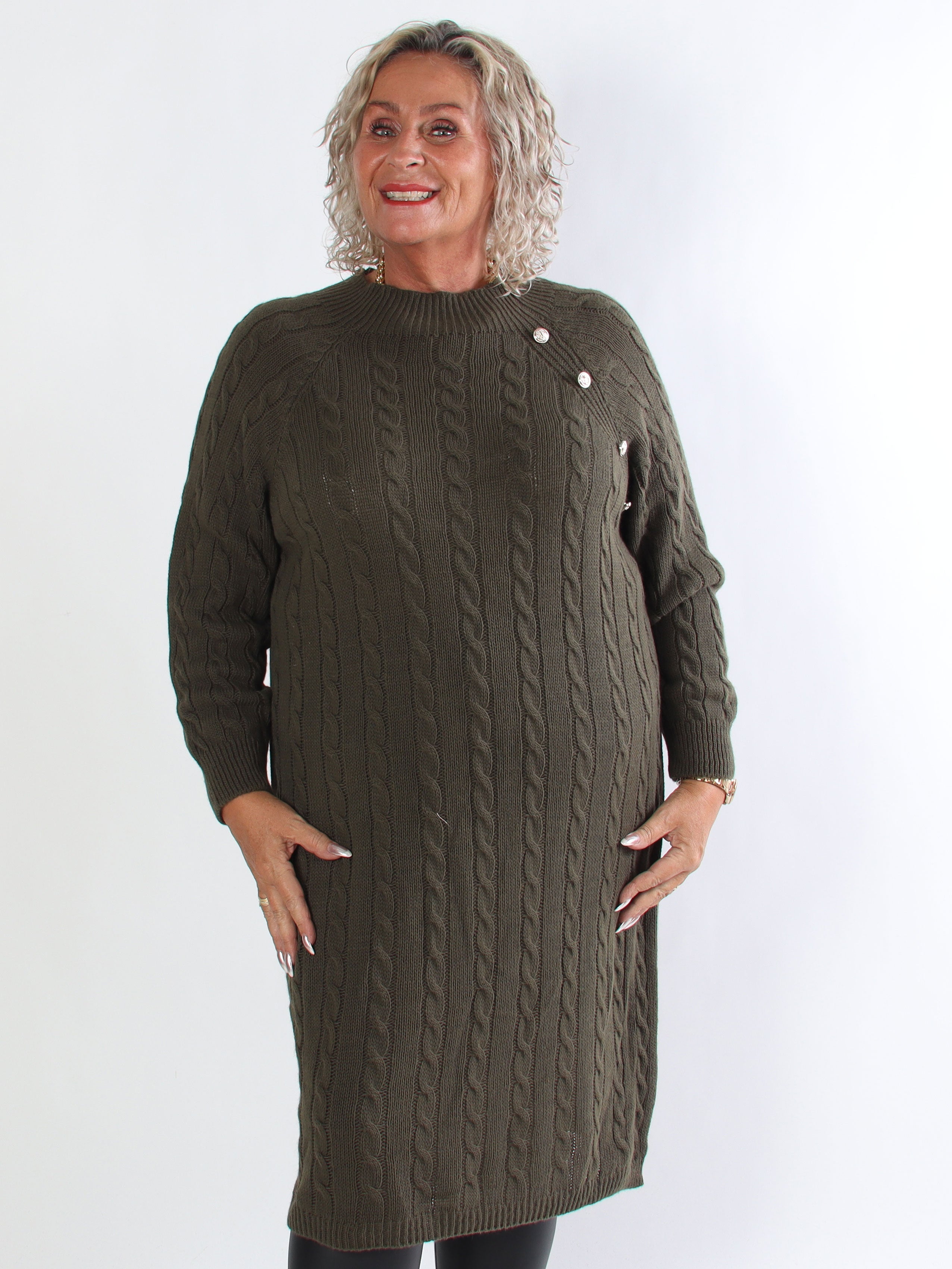 Floresta - Kabelstickad plus size klänning med guldfärgade knappar