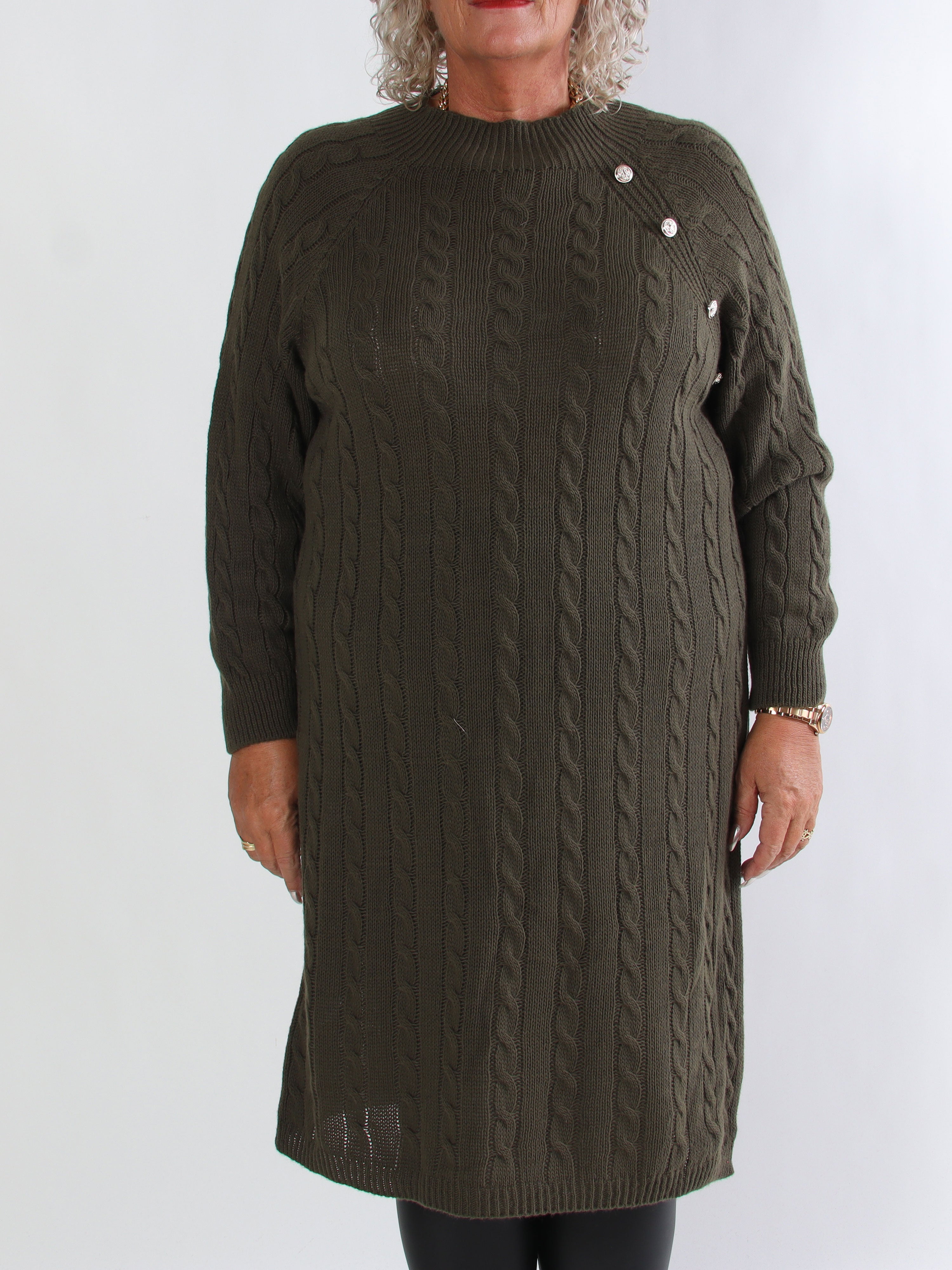 Floresta - Kabelstickad plus size klänning med guldfärgade knappar