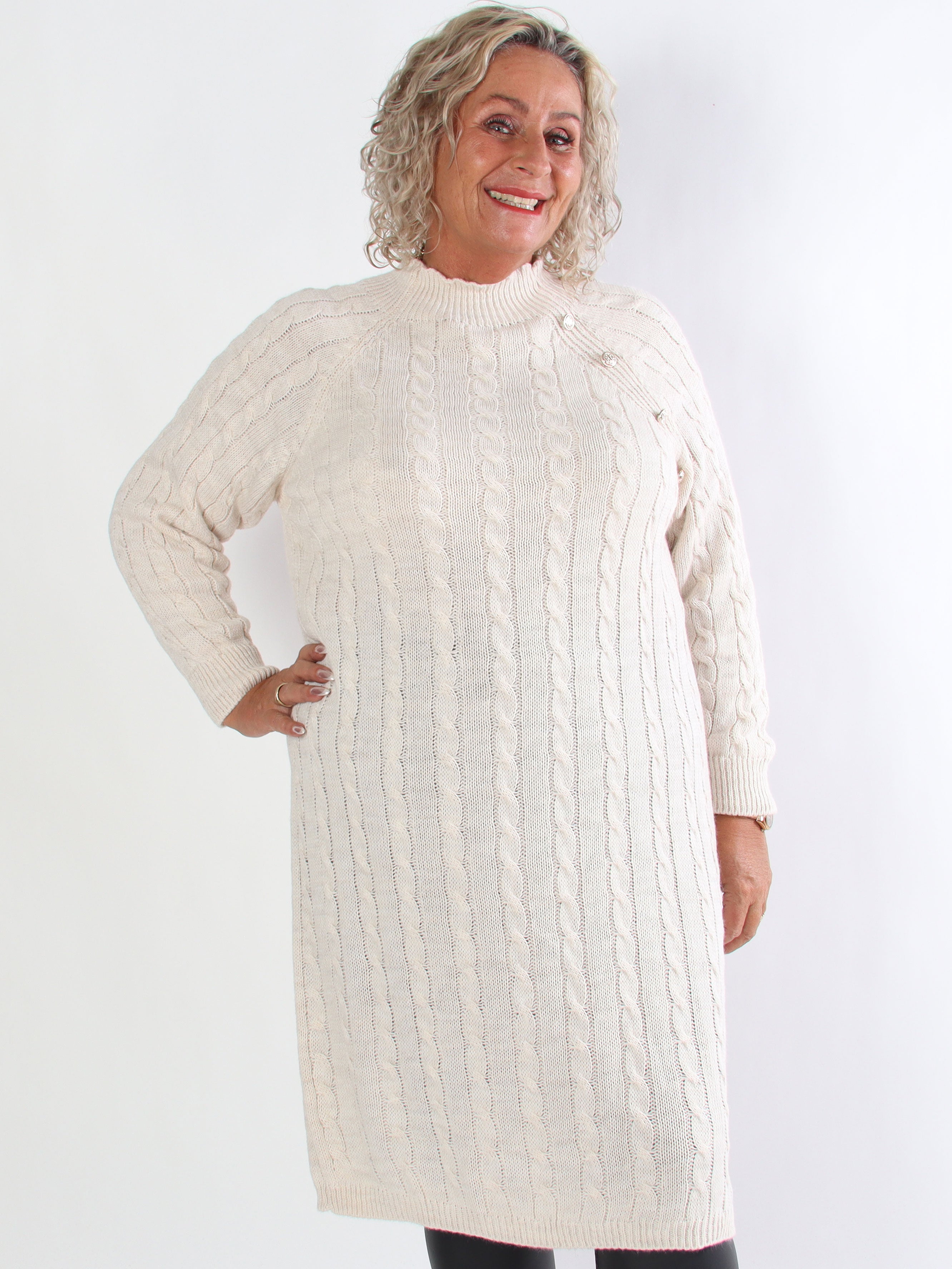 Floresta - Kabelstickad plus size klänning med guldfärgade knappar