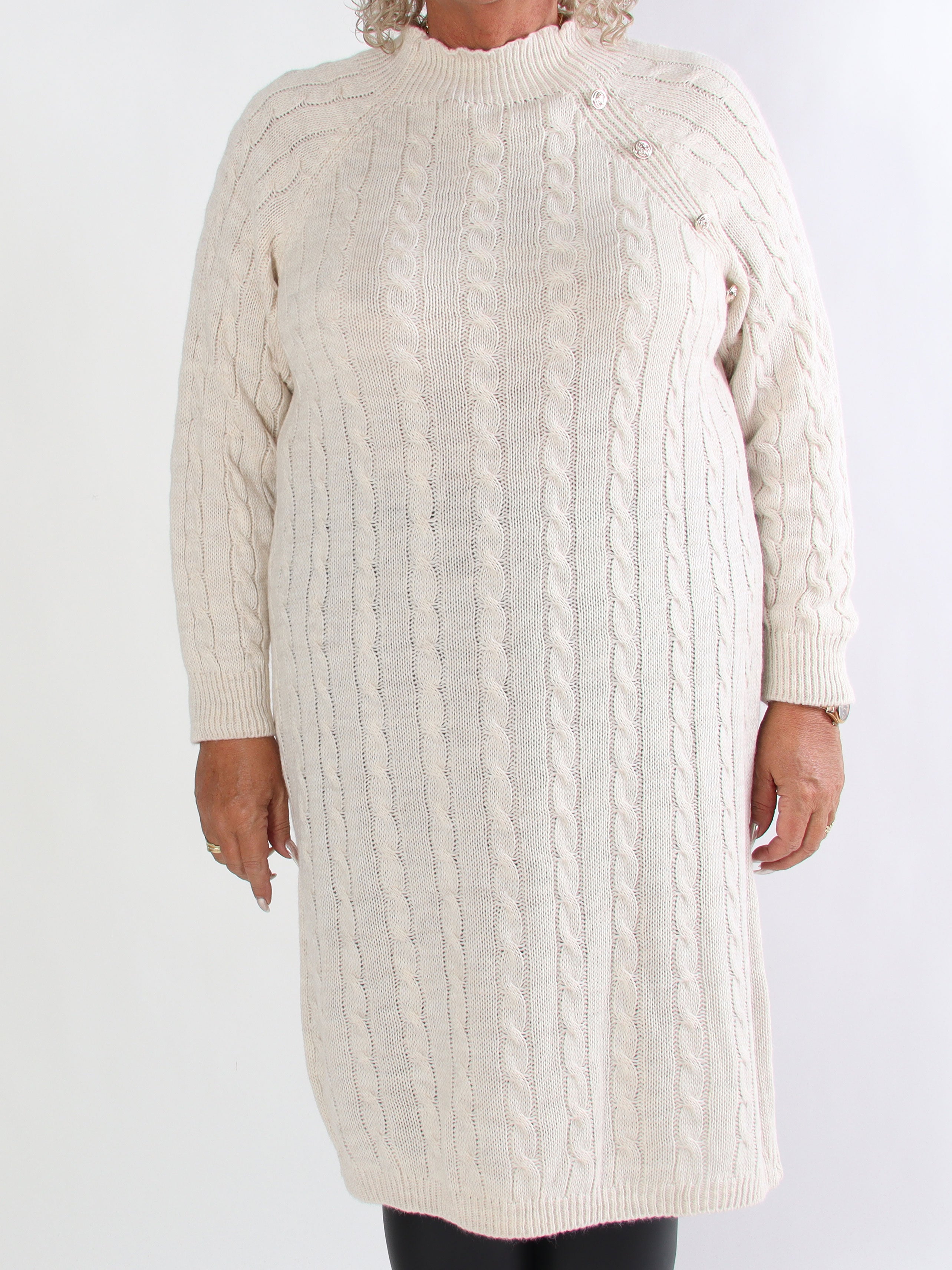 Floresta - Kabelstickad plus size klänning med guldfärgade knappar