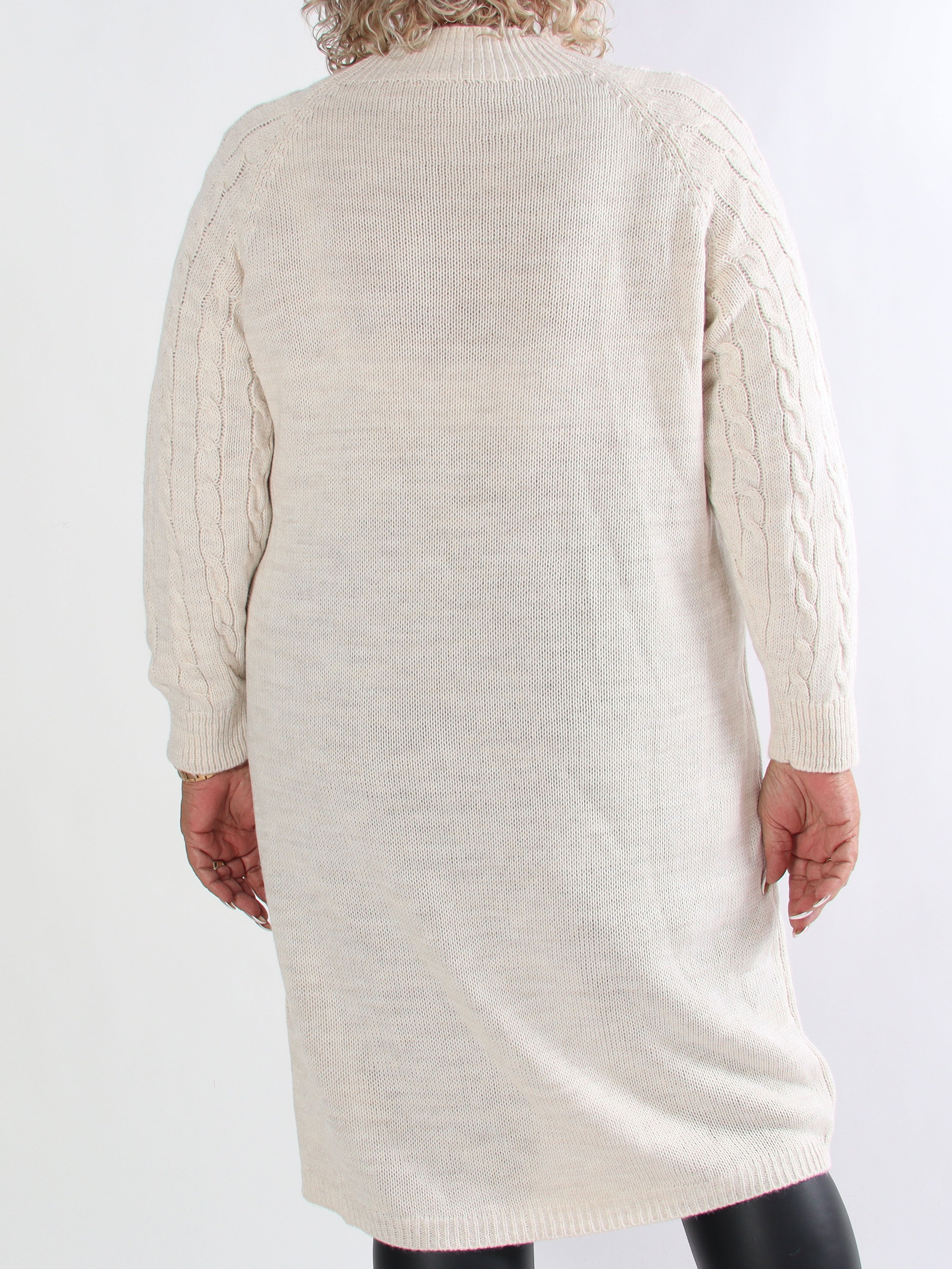 Floresta - Kabelstickad plus size klänning med guldfärgade knappar