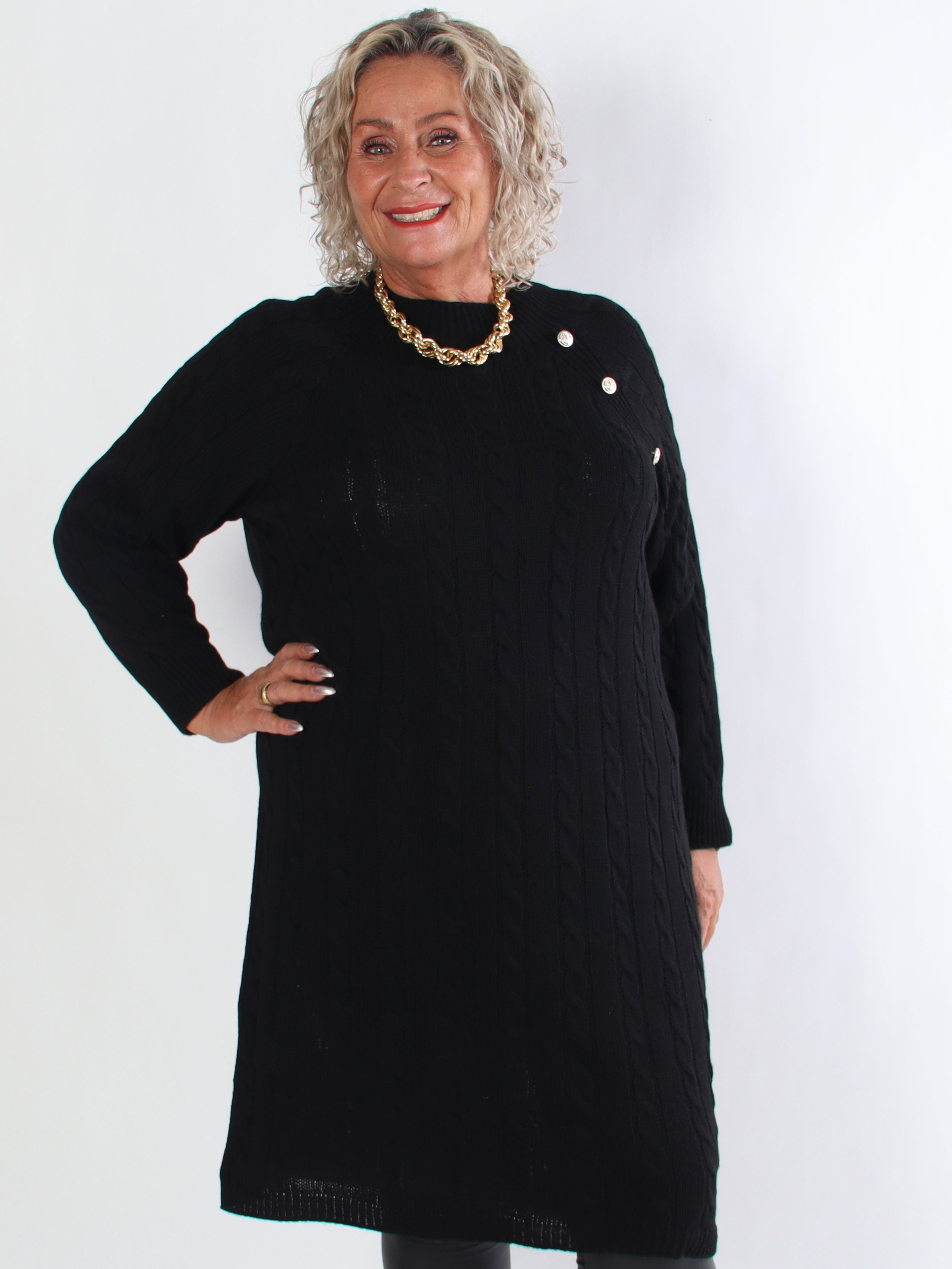 Floresta - Kabelstickad plus size klänning med guldfärgade knappar