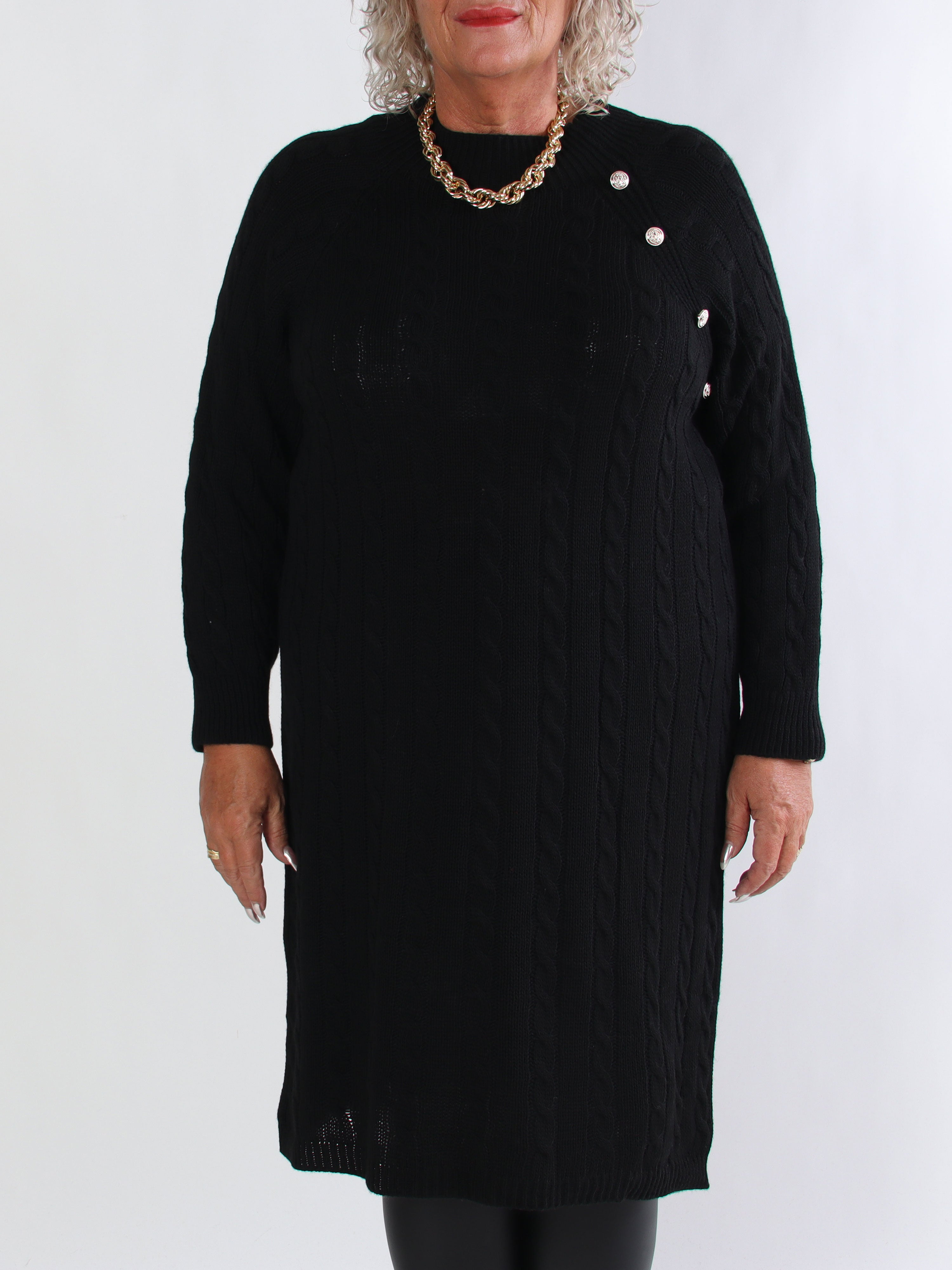 Floresta - Kabelstickad plus size klänning med guldfärgade knappar