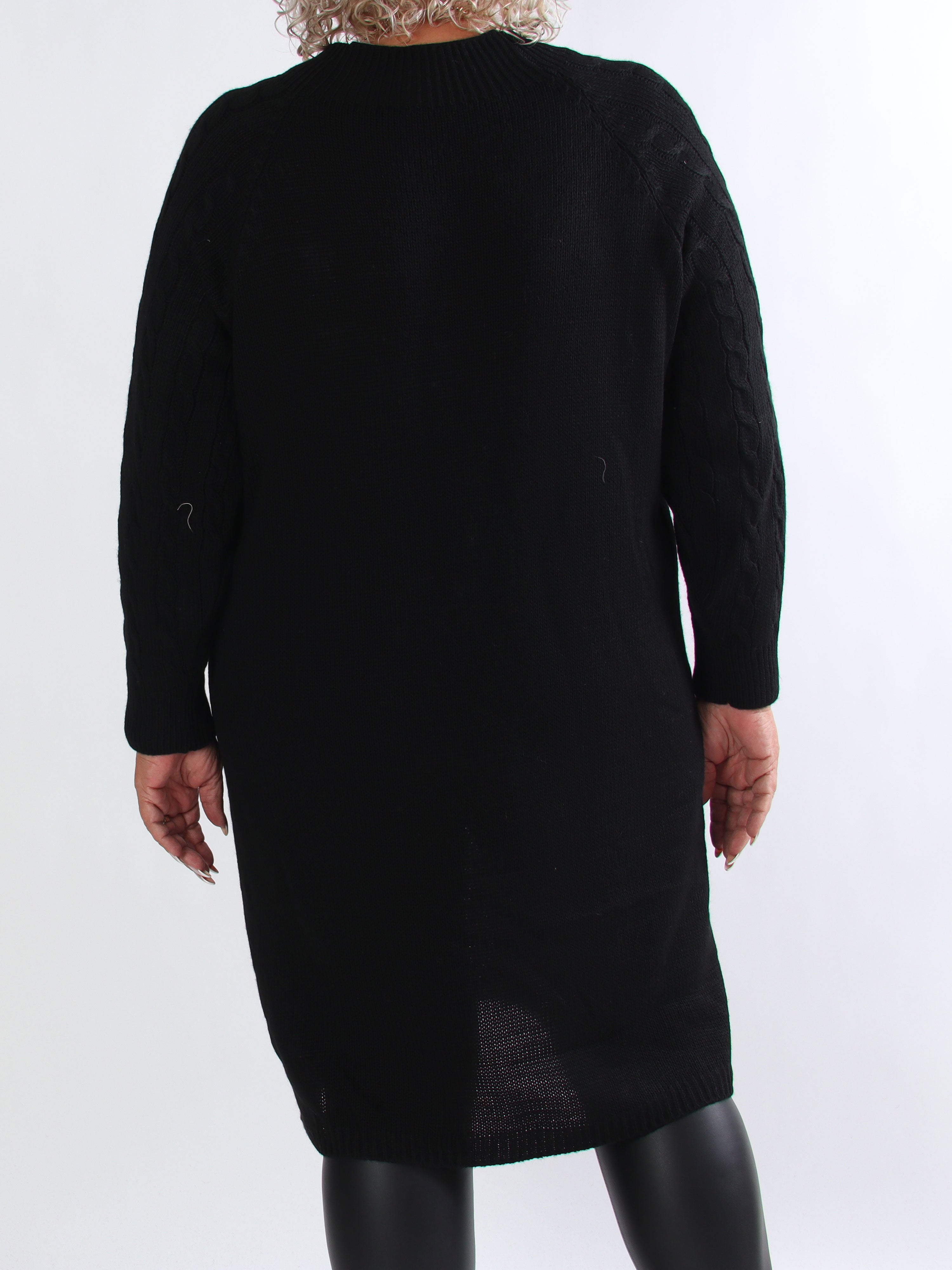 Floresta - Kabelstickad plus size klänning med guldfärgade knappar