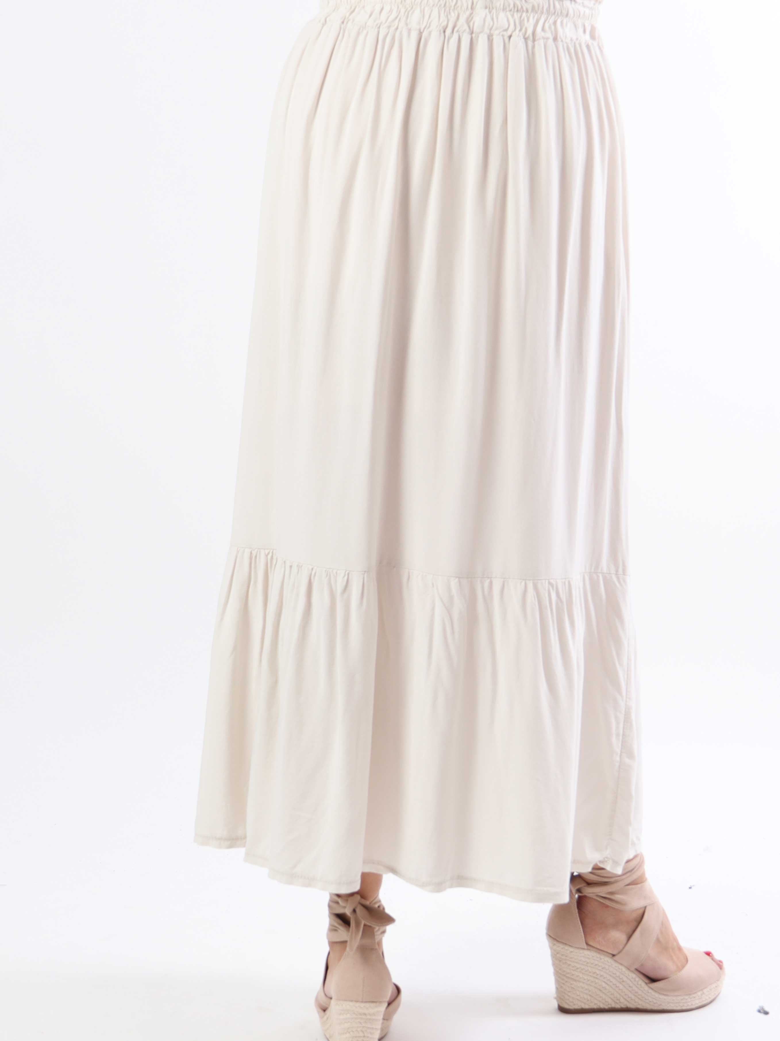 Florida - Söt plus size kjol i viskos med volang i nederkanten