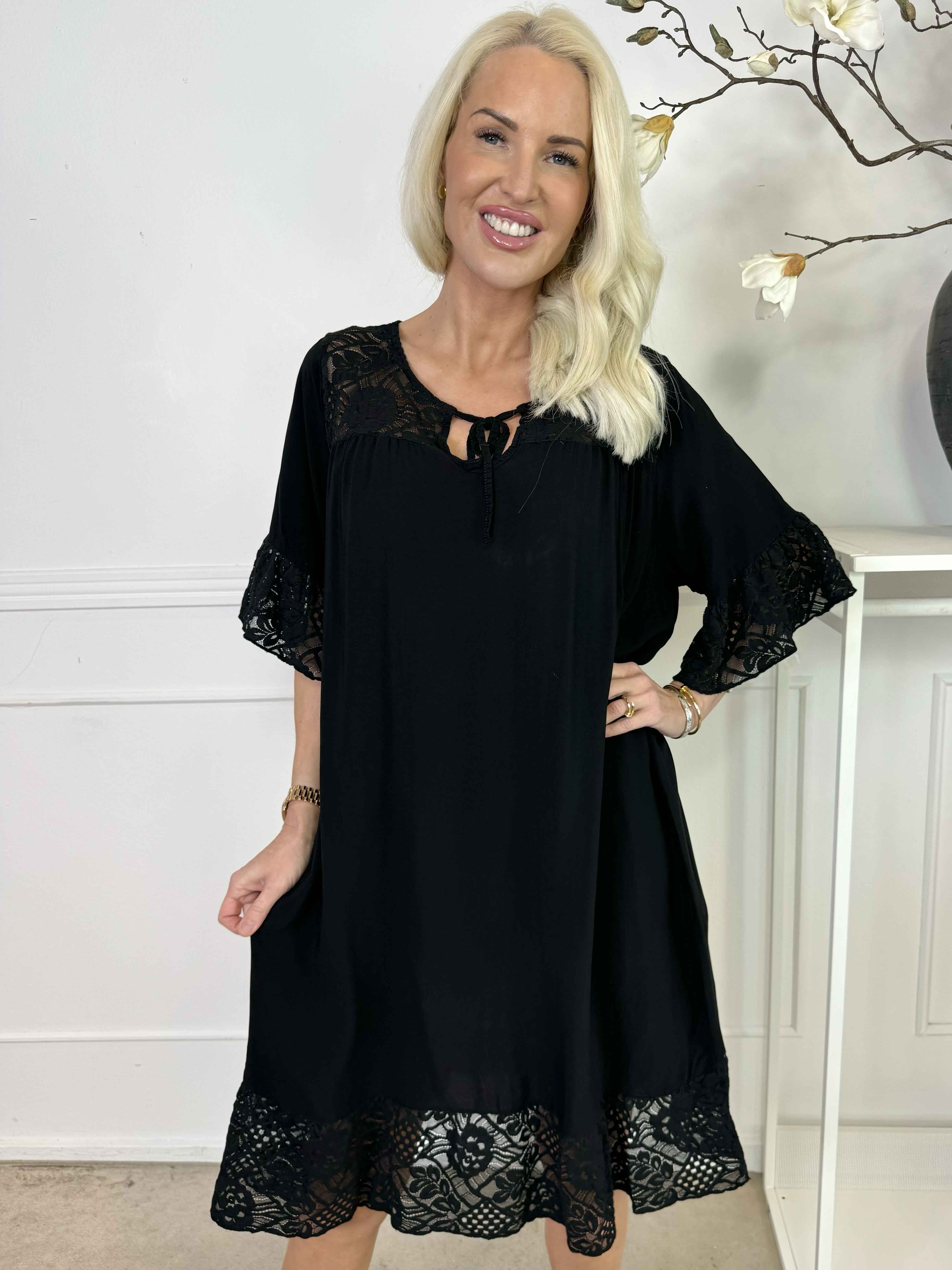 Floriza - Söt klänning i viskos med spetskant