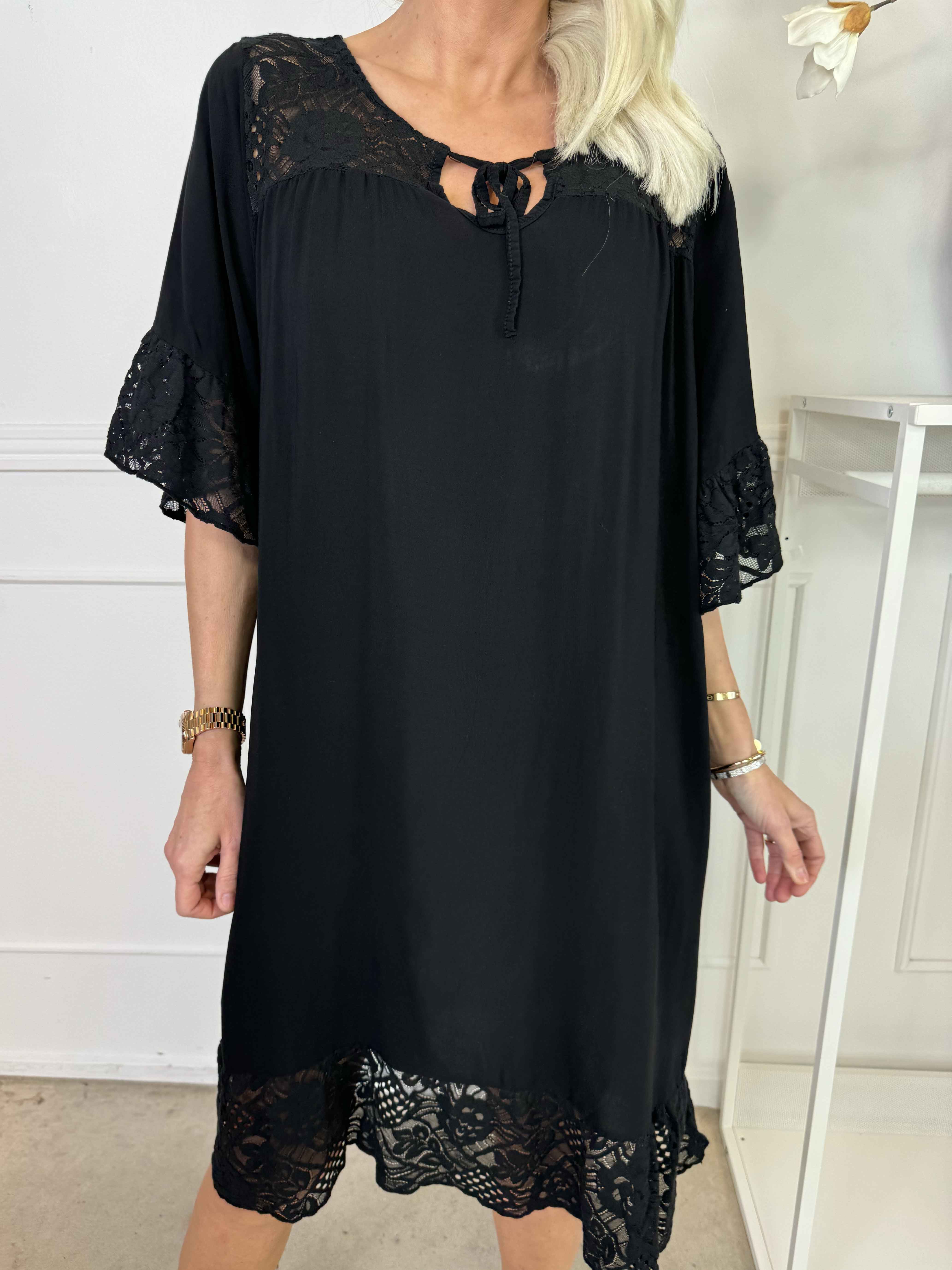 Floriza - Söt klänning i viskos med spetskant