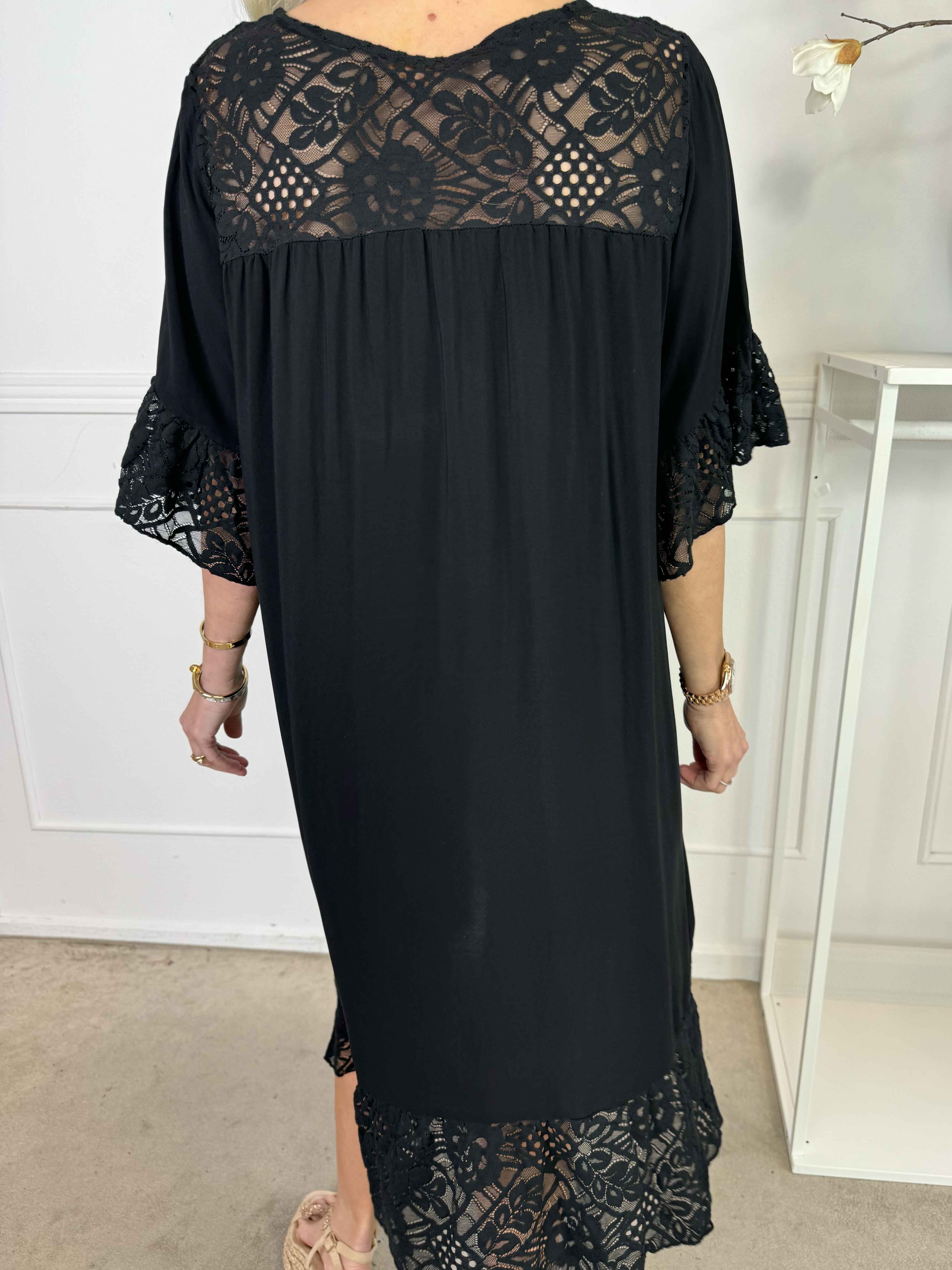 Floriza - Söt klänning i viskos med spetskant