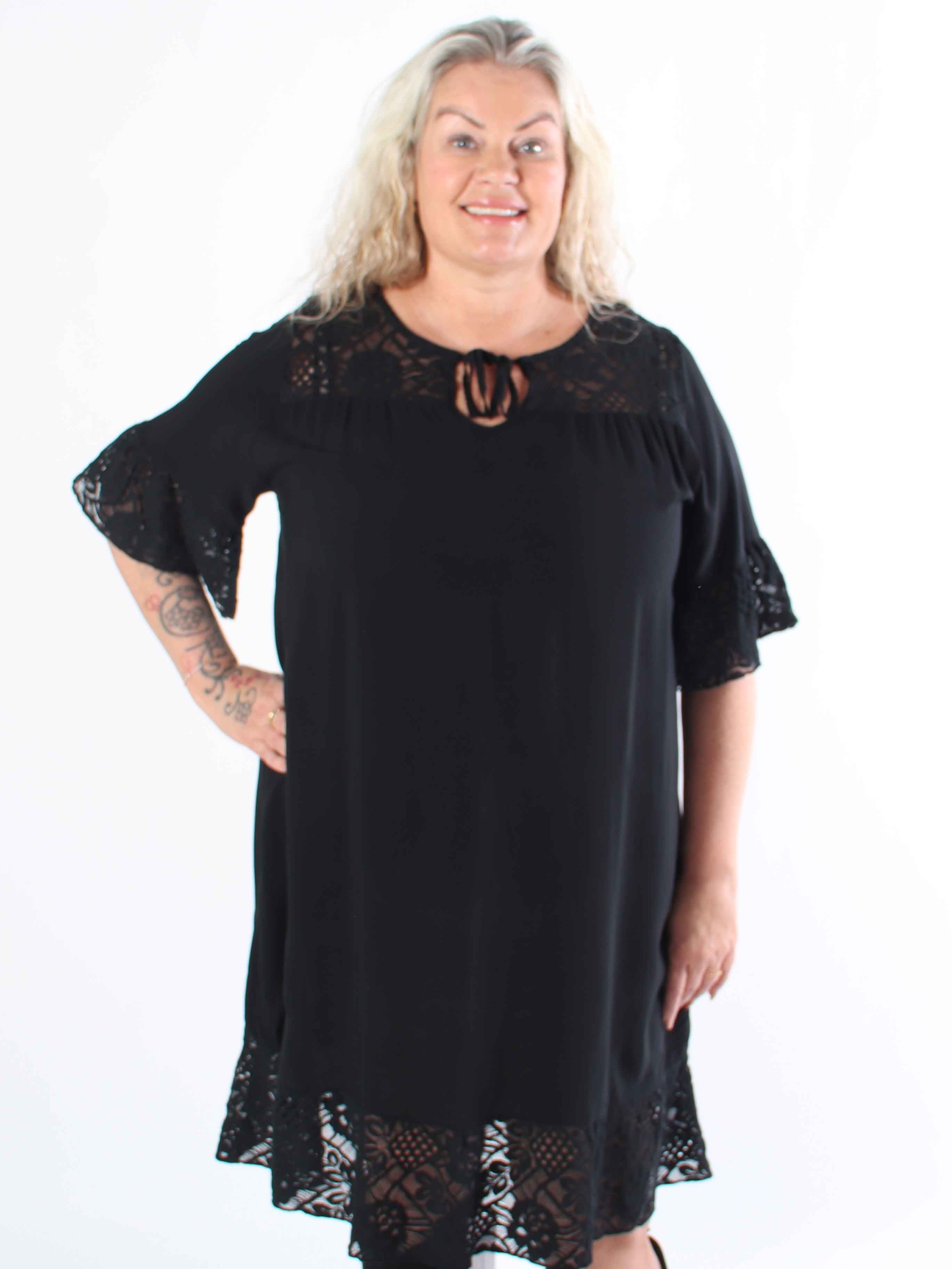 Floriza - Söt plus size-klänning i viskos med spetskant