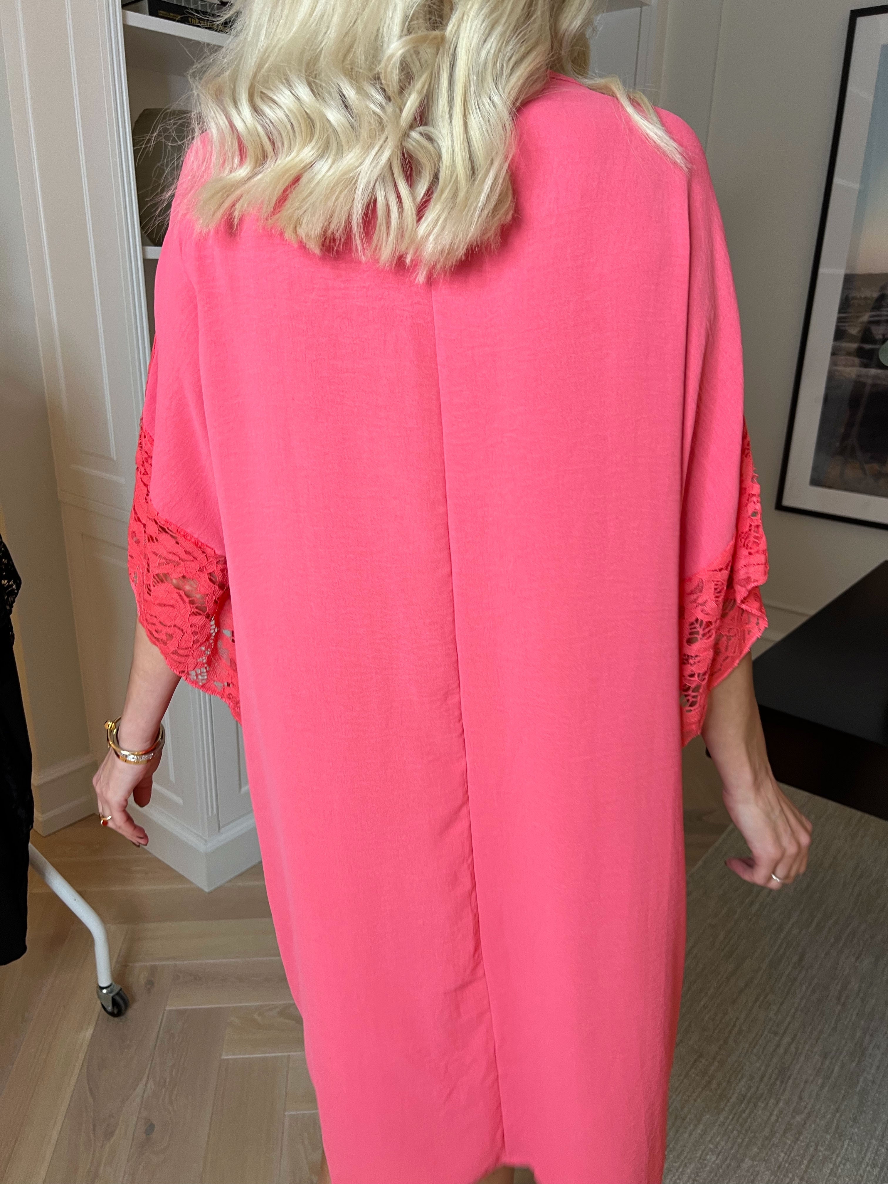 Frazzine - Kjole i løs pasform med blondekant ved ærmerne