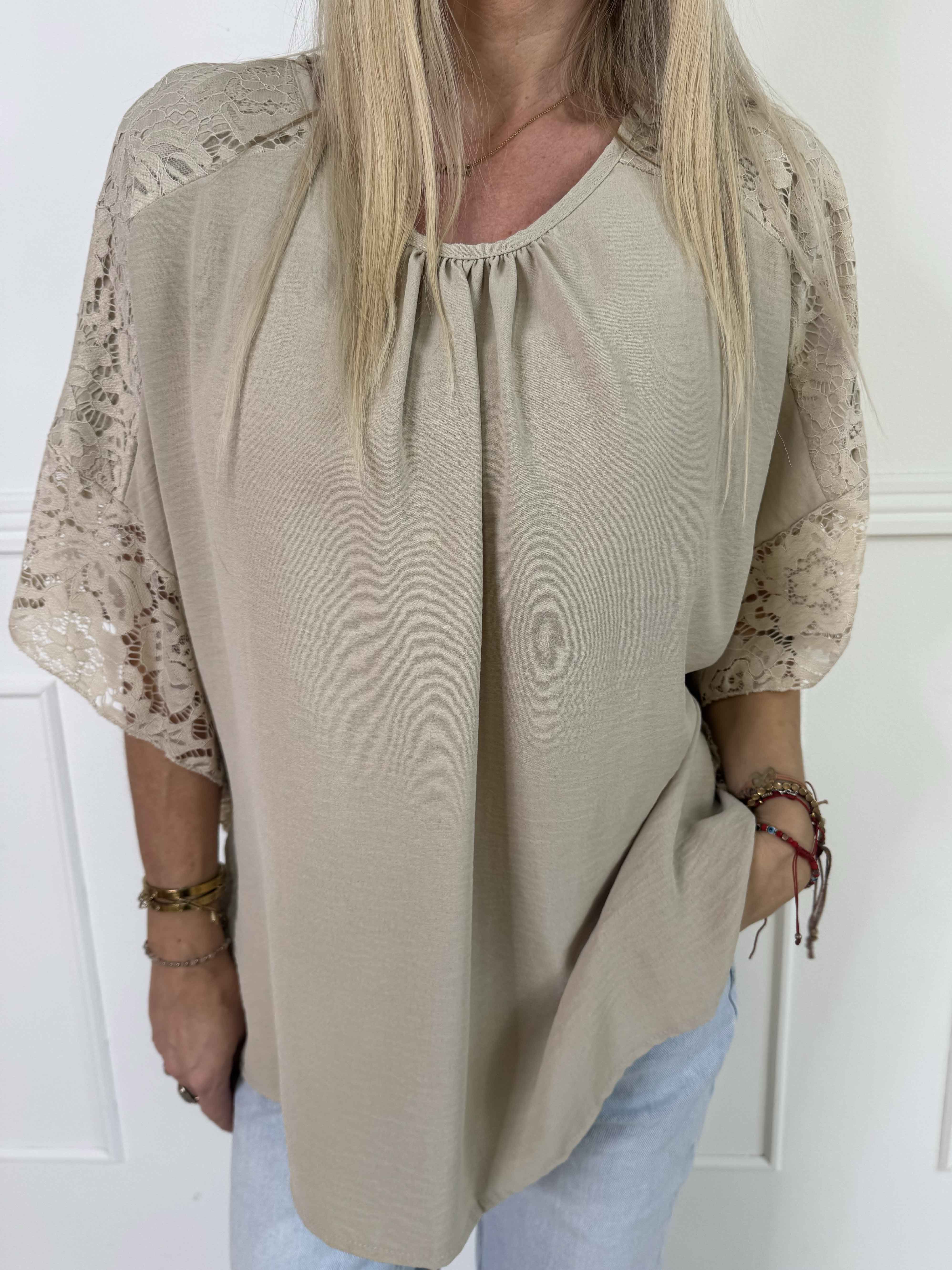 Frazzine Shirt - Tunika i løs pasform med blondekant ved ærmerne