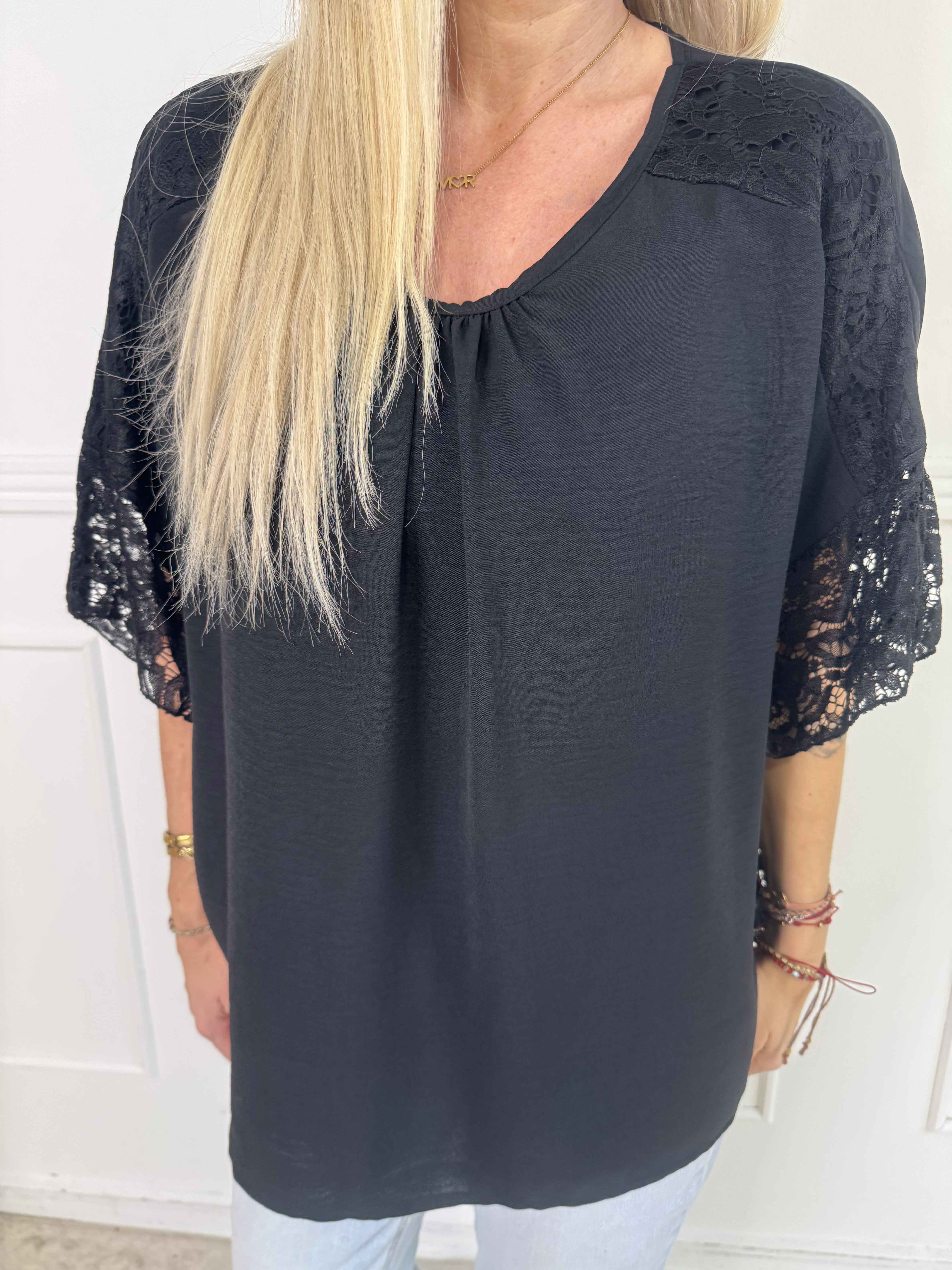 Frazzine Shirt - Tunika i løs pasform med blondekant ved ærmerne