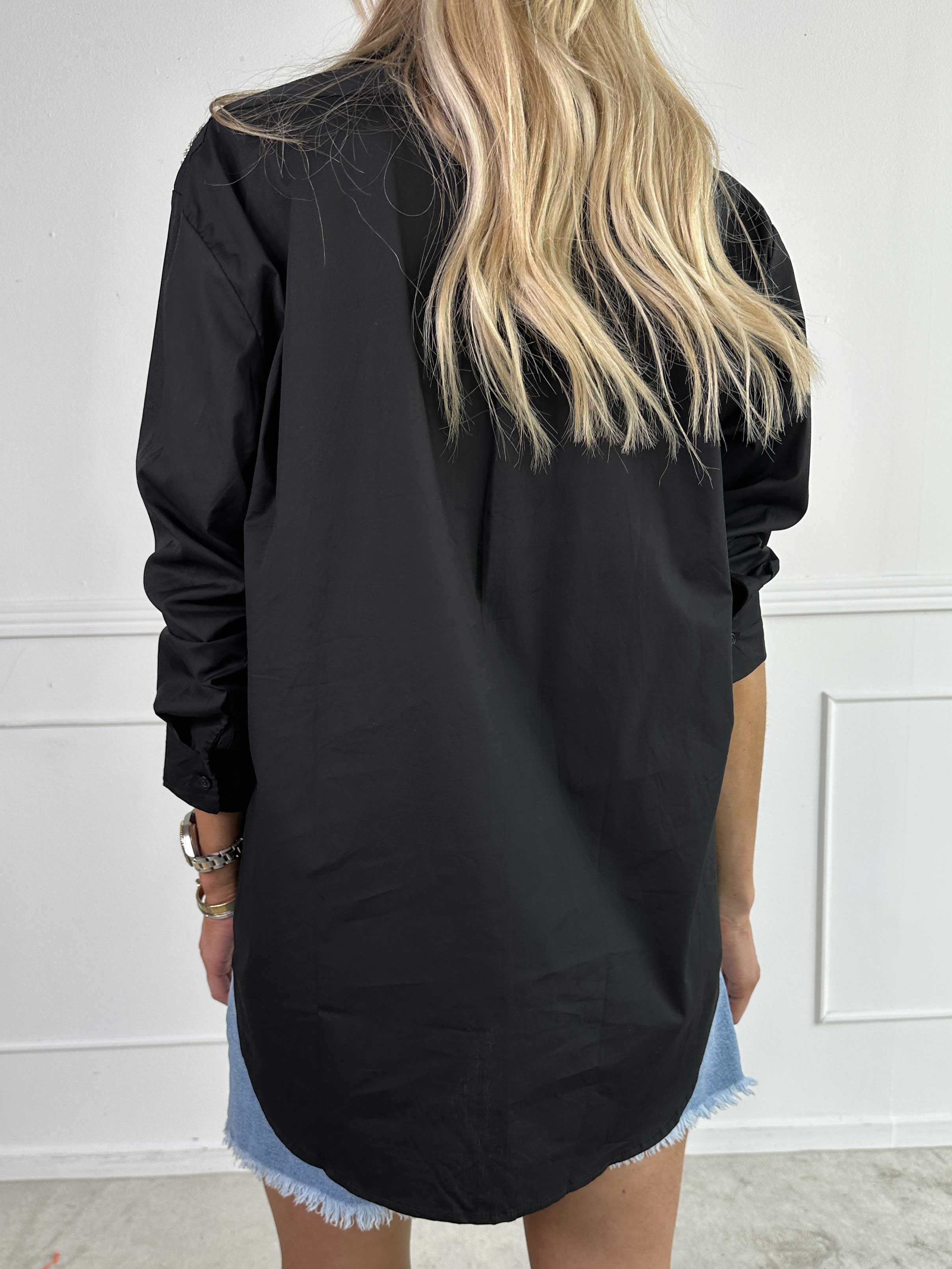 Frederikke - Skjorta med fjäril i pärlor och paljetter