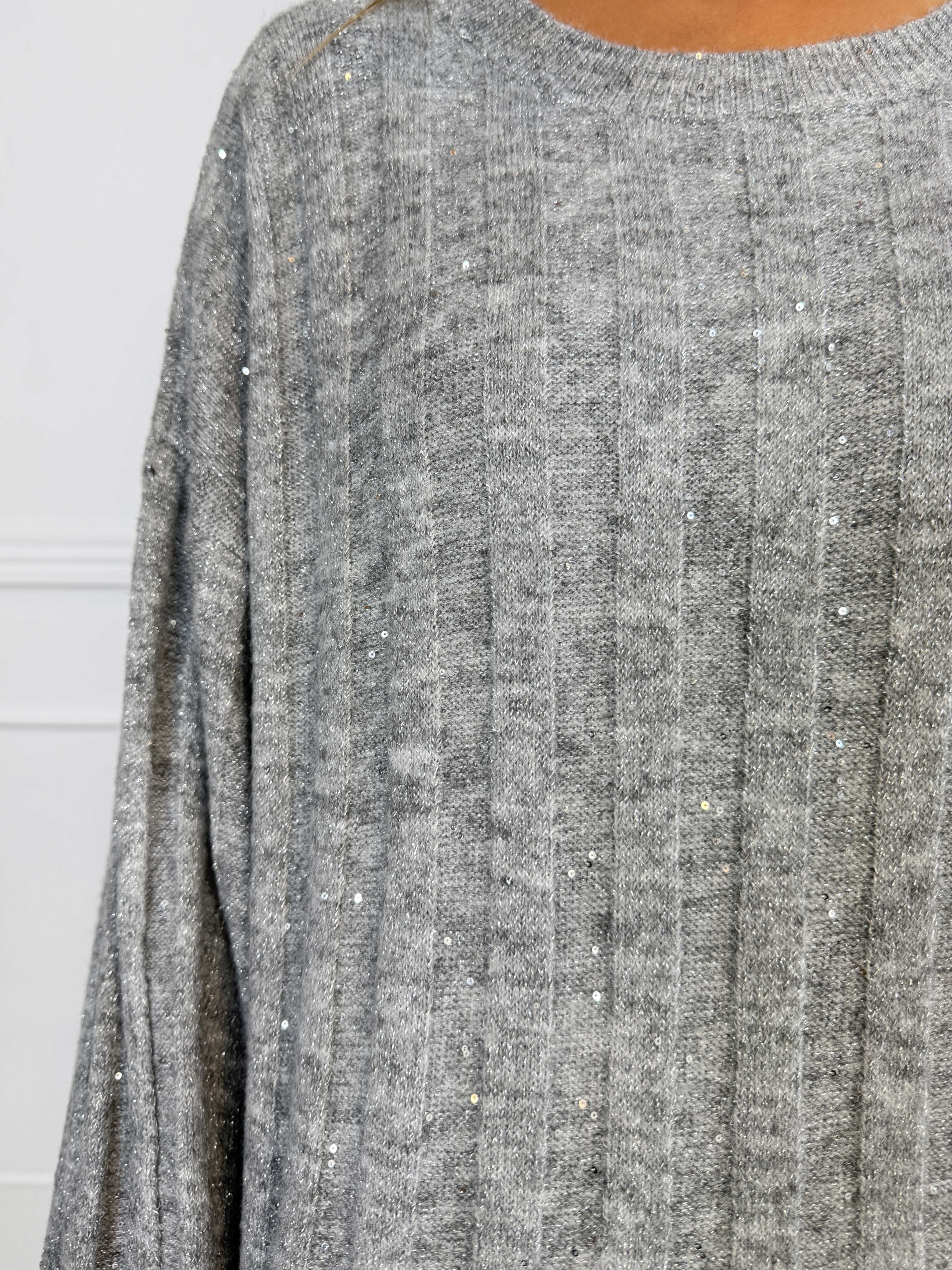 Freja - Fin stickad tröja med glittrande trådar och små paljetter som ger en elegant och festlig touch