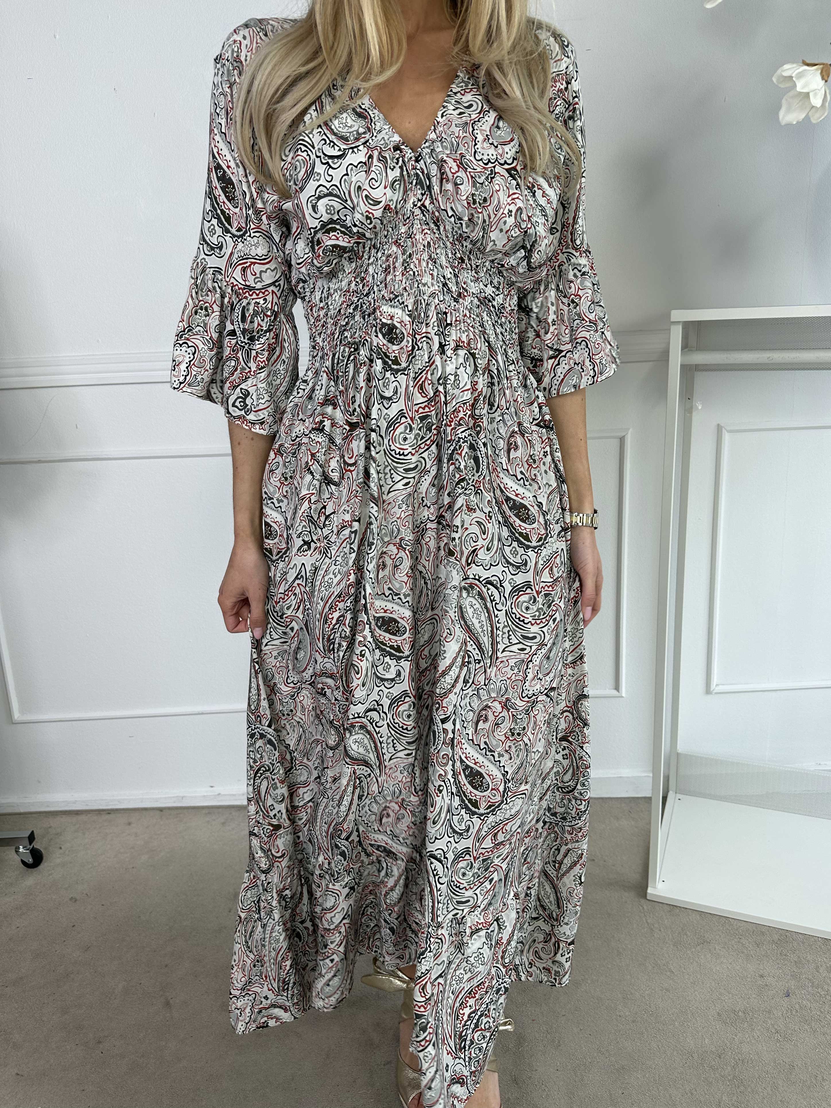 Freja - Mönstrad klänning med smockad midja