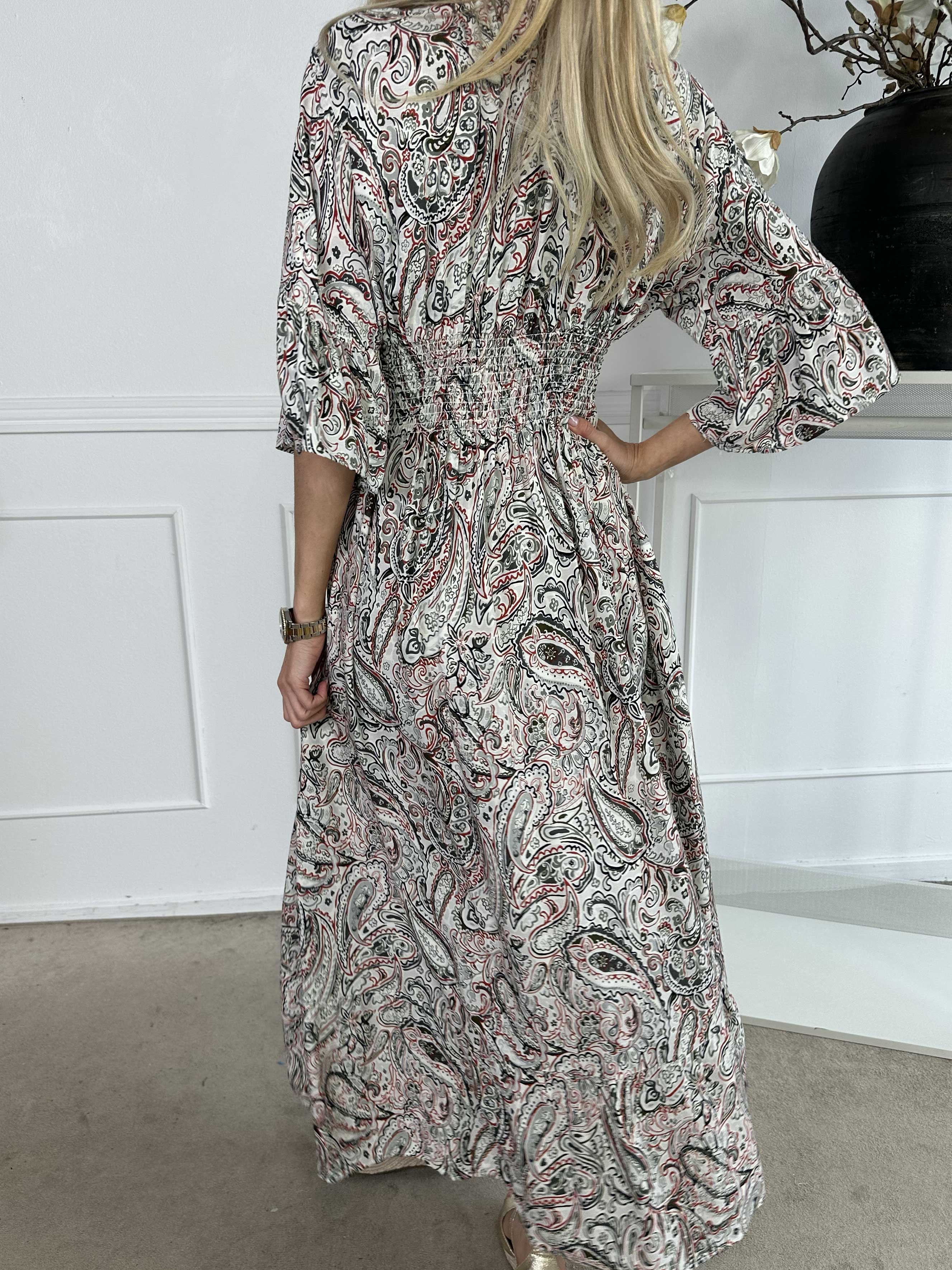 Freja - Mönstrad klänning med smockad midja