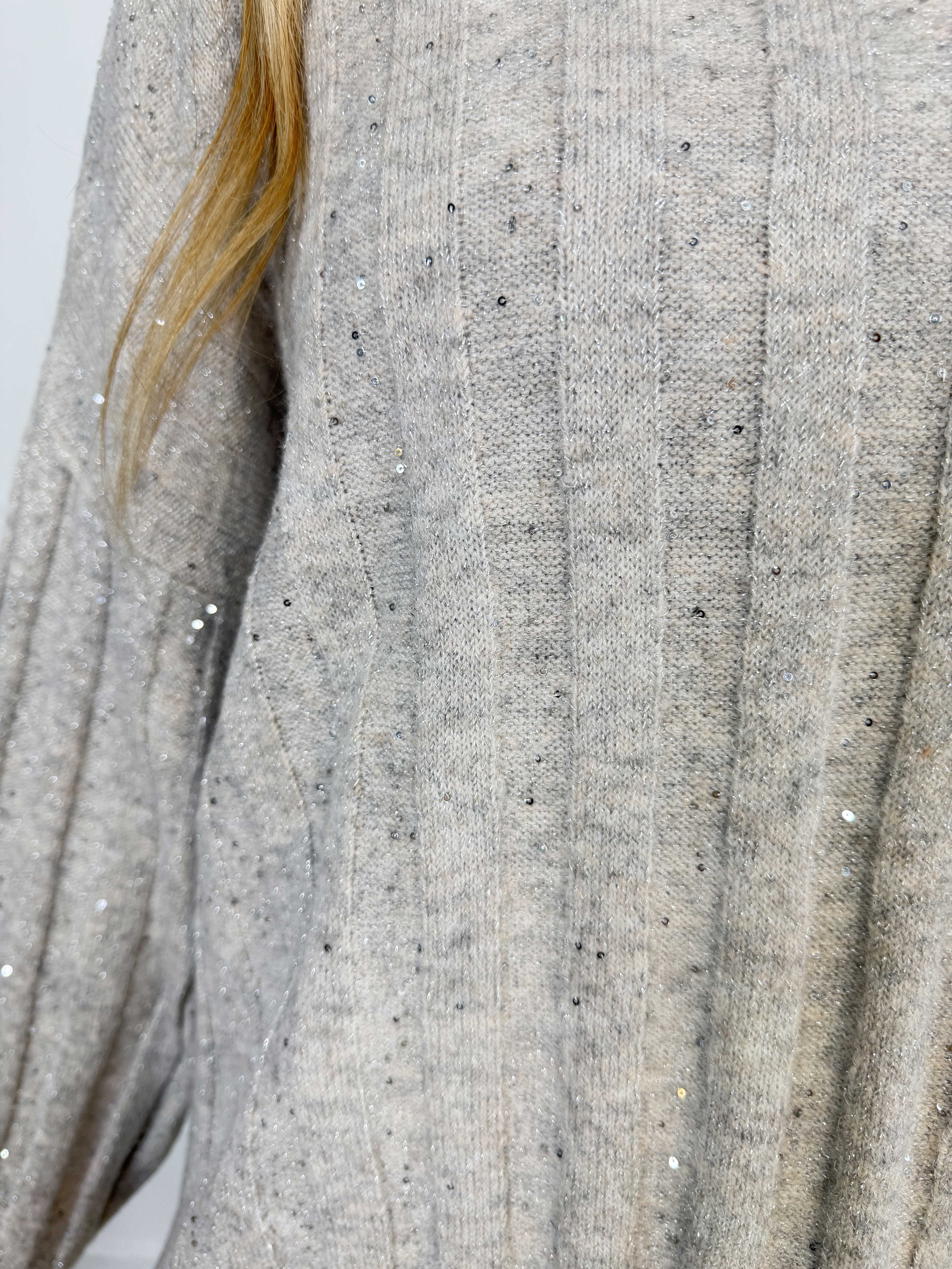 Freja - Fin stickad tröja med glittrande trådar och små paljetter som ger en elegant och festlig touch