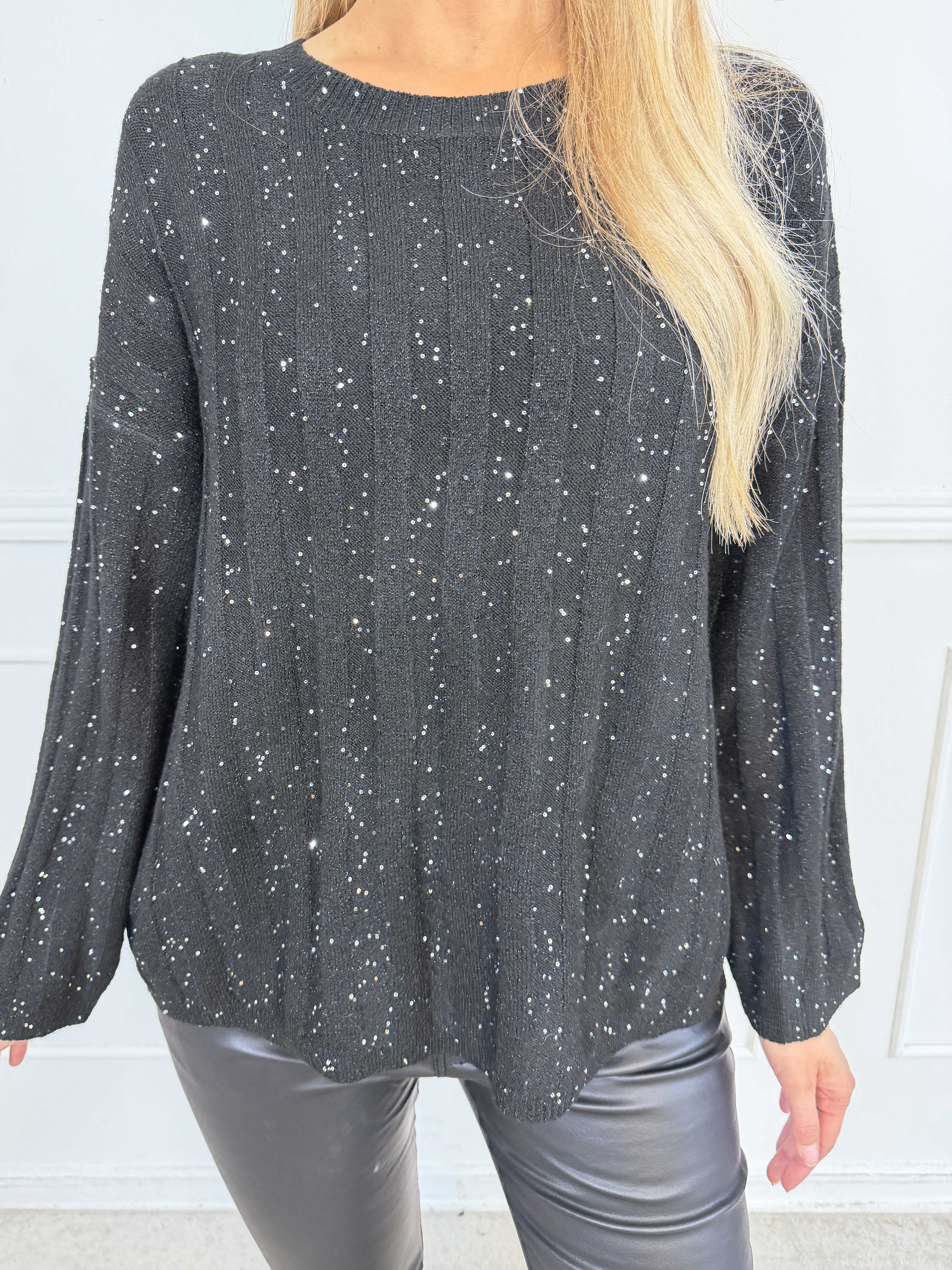 Freja - Fin stickad tröja med glittrande trådar och små paljetter som ger en elegant och festlig touch