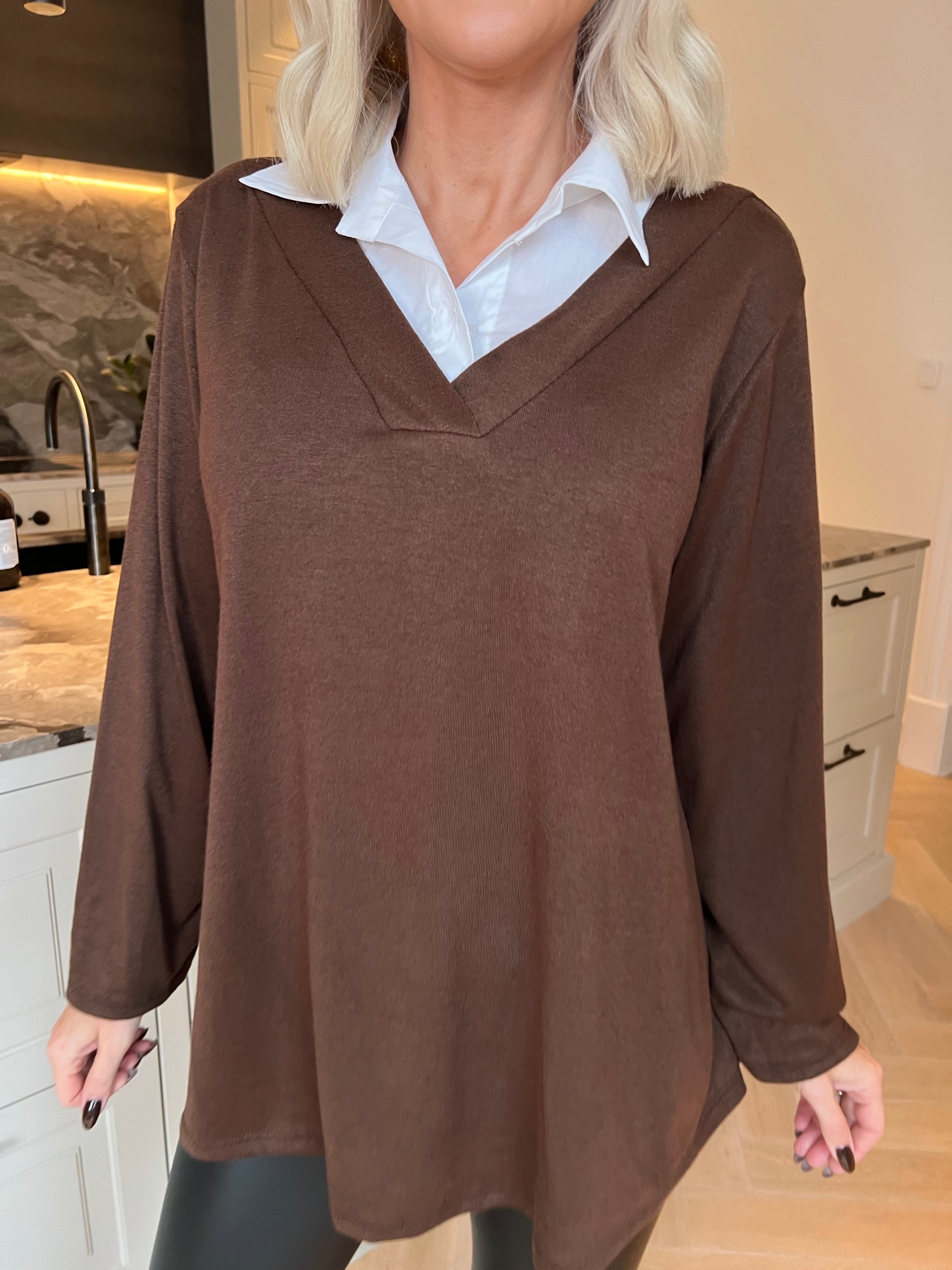 Gabriella - Blus i mjuk viskos med en fin vit skjortkrage som ger en stilfull look