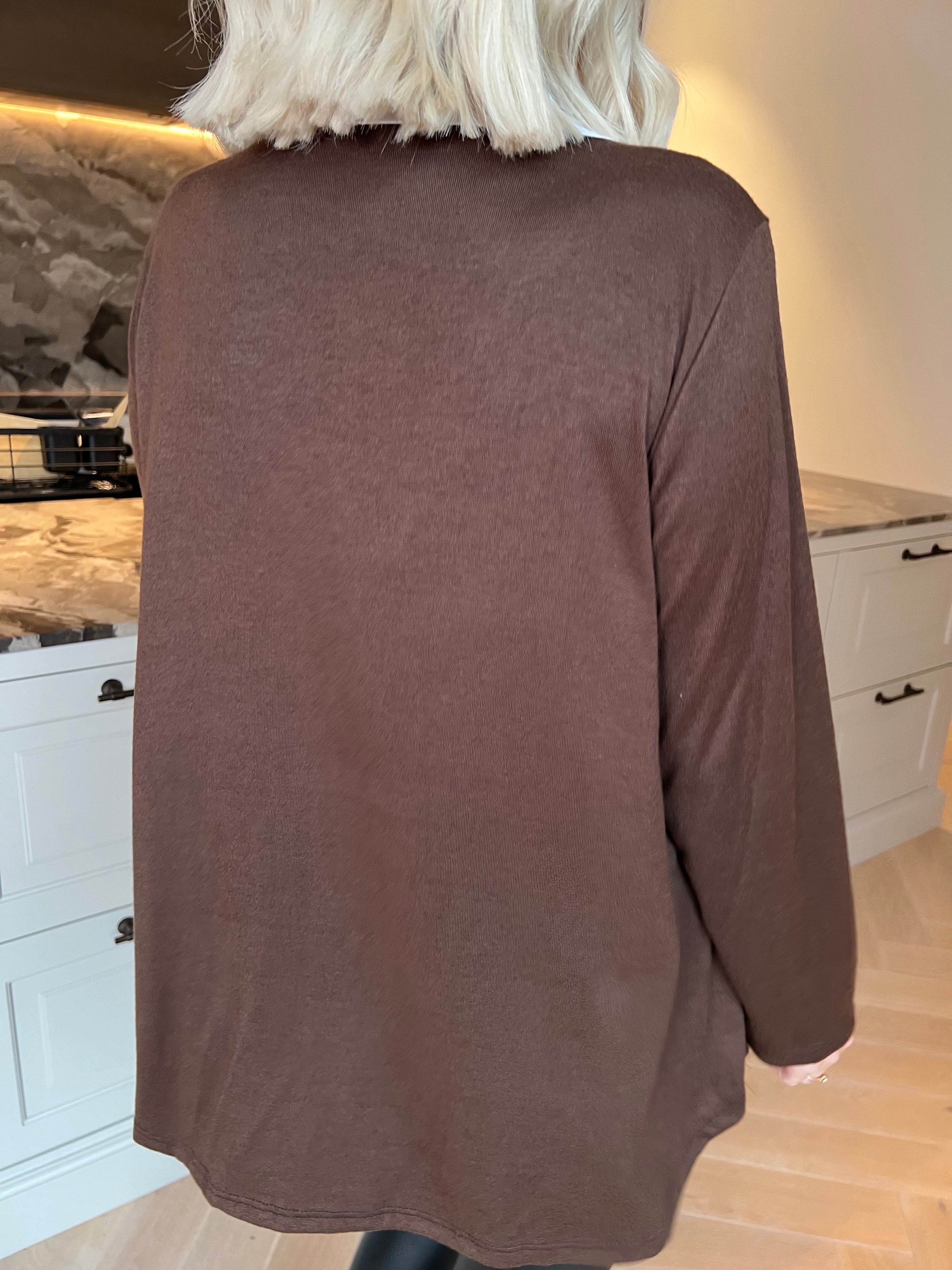Gabriella - Blus i mjuk viskos med en fin vit skjortkrage som ger en stilfull look