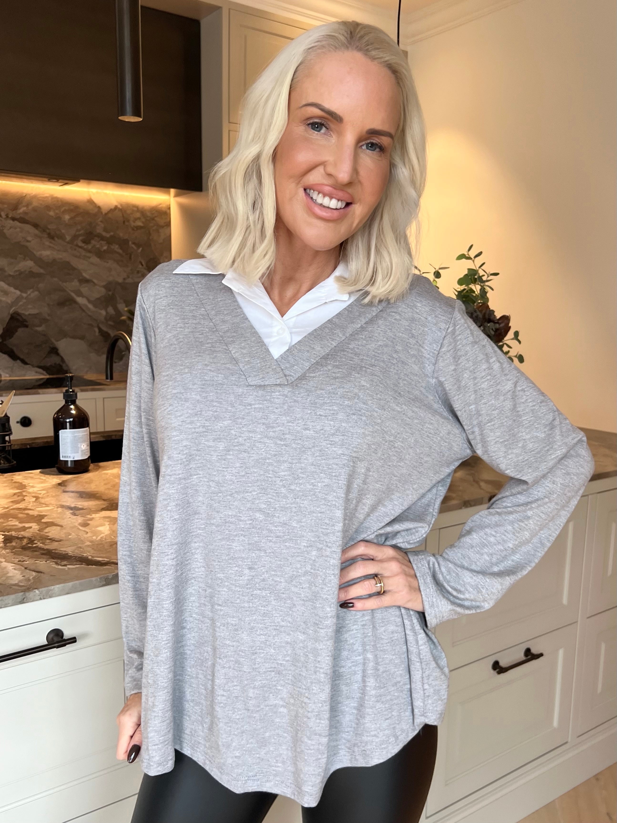 Gabriella - Blus i mjuk viskos med en fin vit skjortkrage som ger en stilfull look
