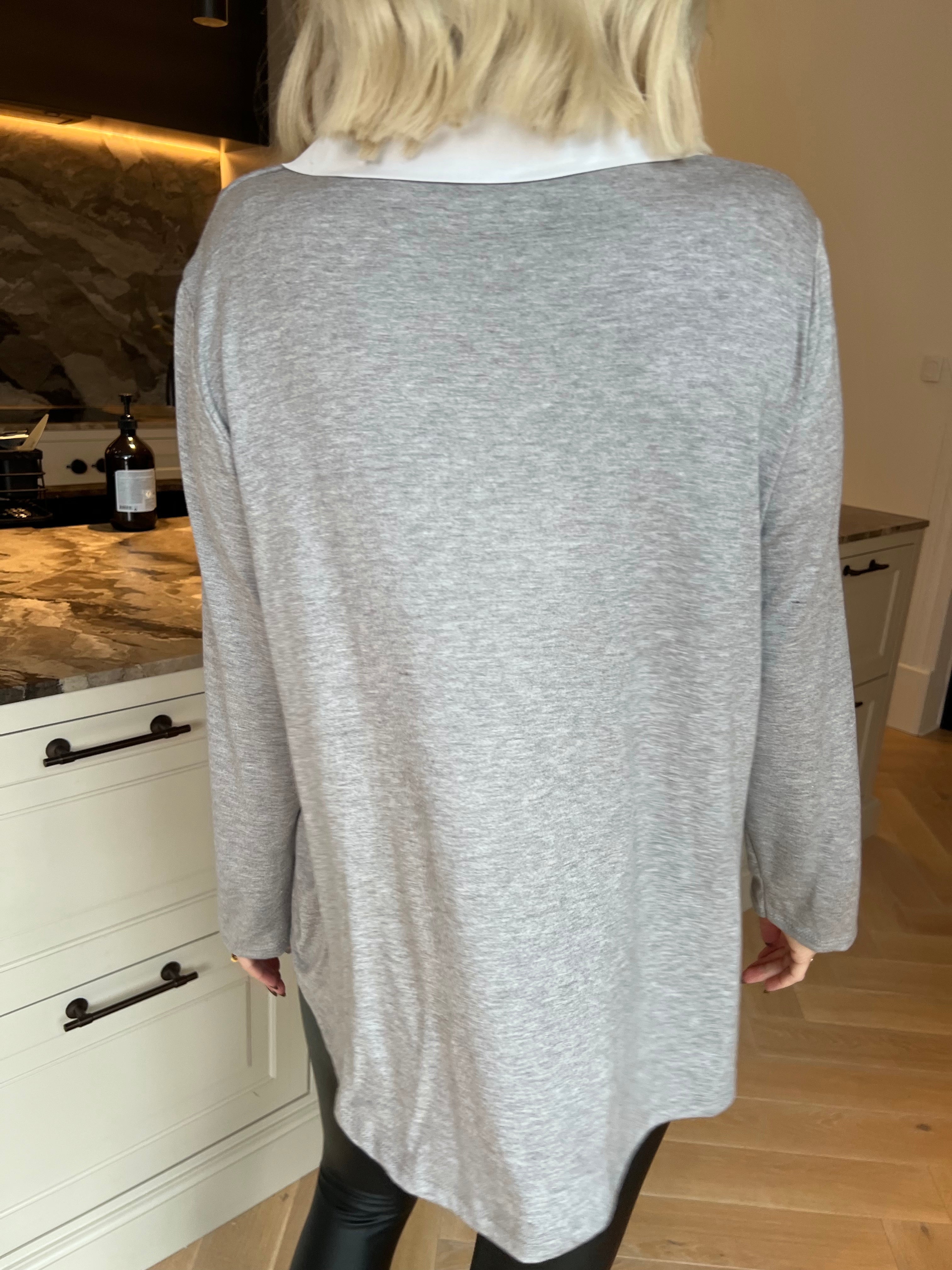 Gabriella - Blus i mjuk viskos med en fin vit skjortkrage som ger en stilfull look