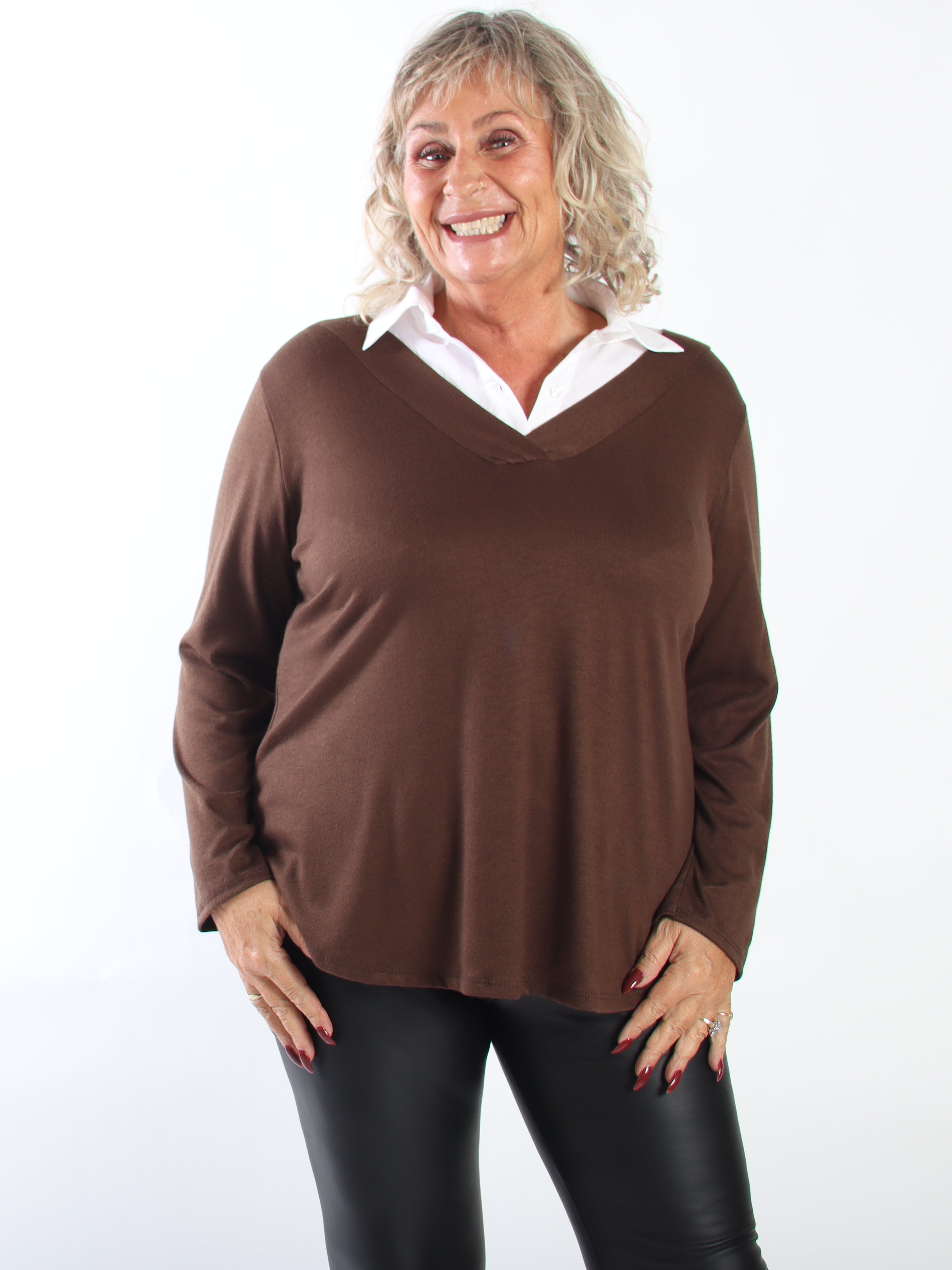 Gabriella - Blus i plus size i mjuk viskos med en fin skjortkrage som ger en stilfull look