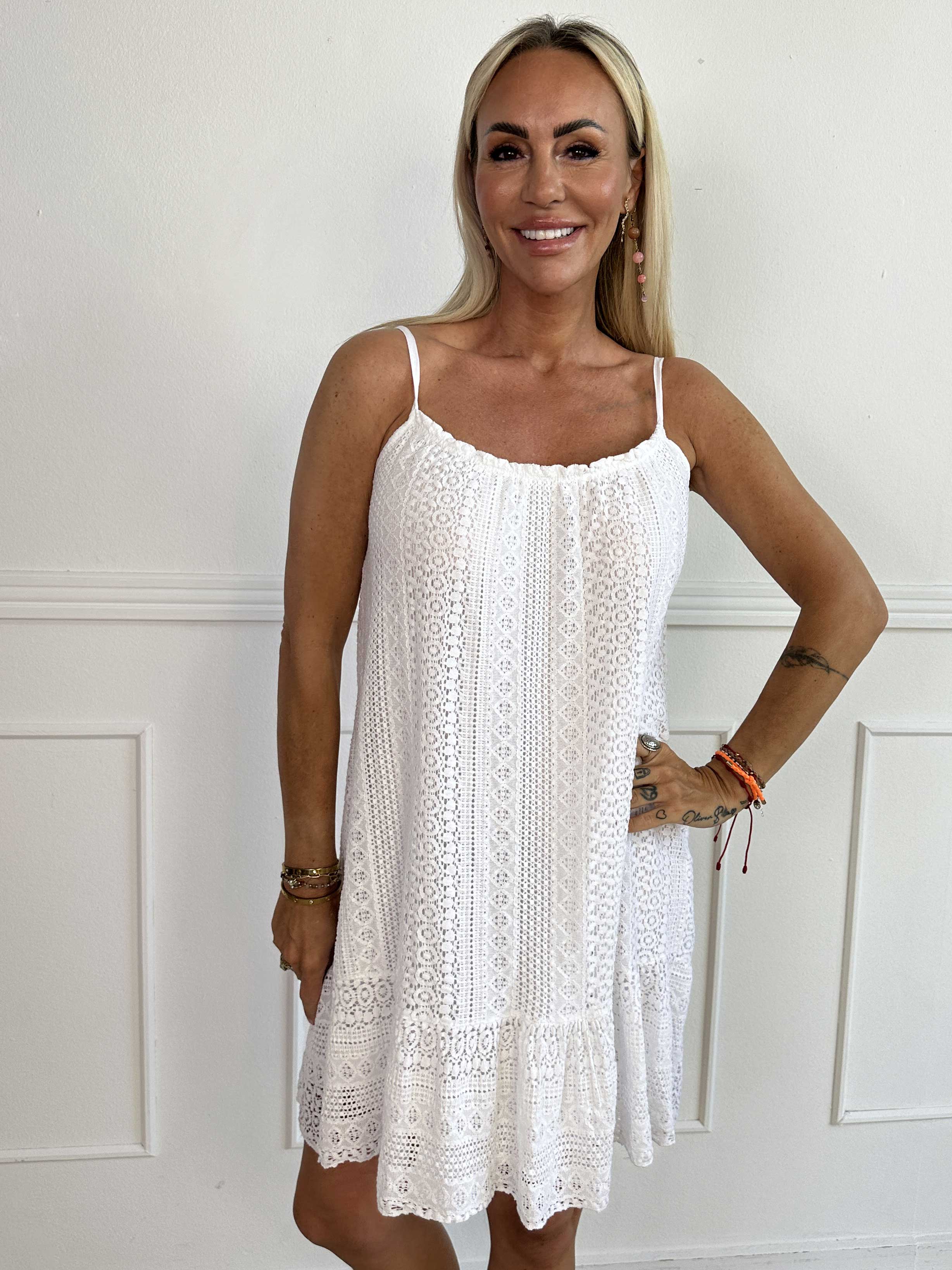 Galateia - Axelremsklänning i mjuk spets i bomull