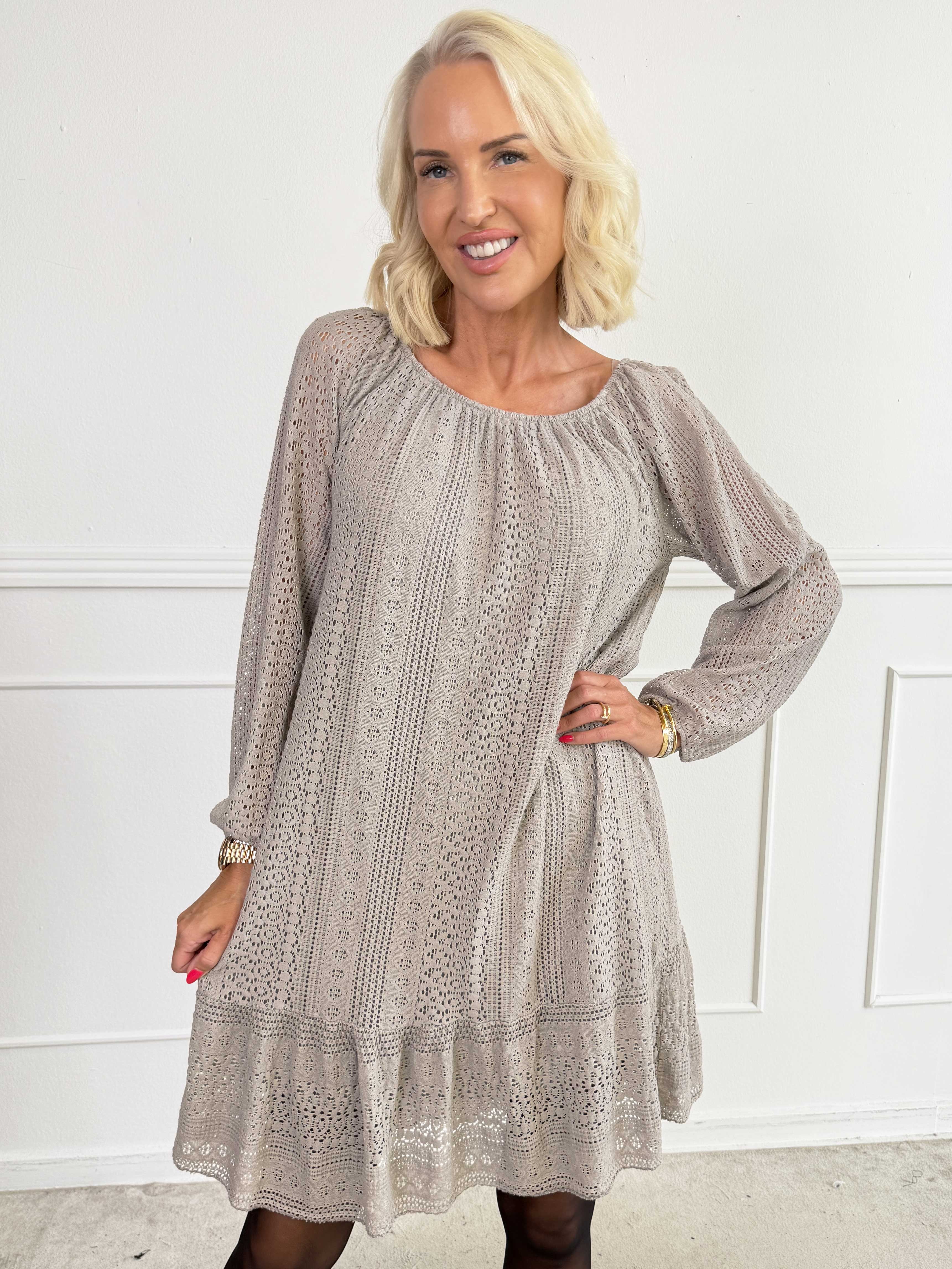 Galateia Long Sleeve – Feminin klänning i mjuk bomullsspets