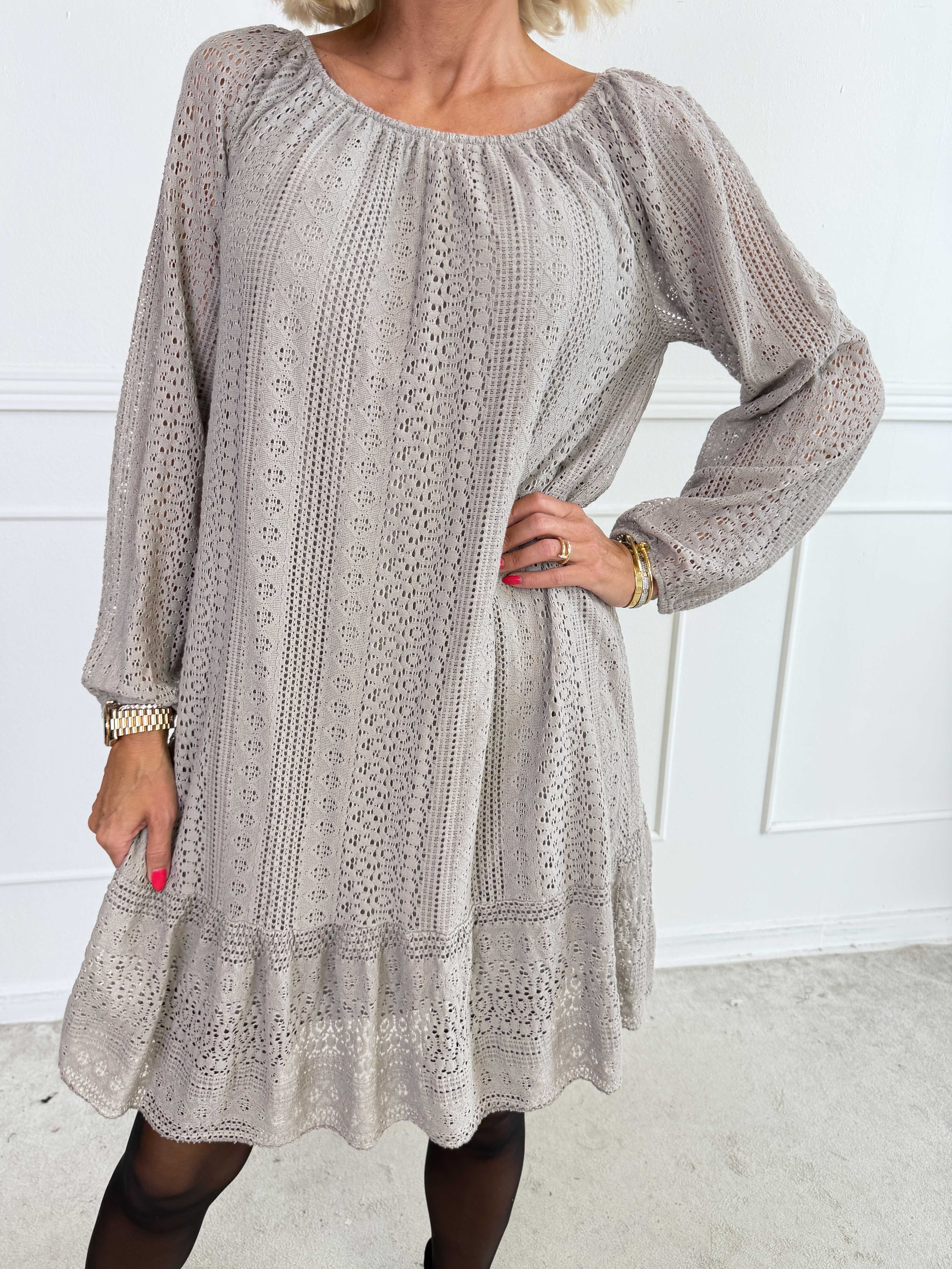 Galateia Long Sleeve – Feminin klänning i mjuk bomullsspets