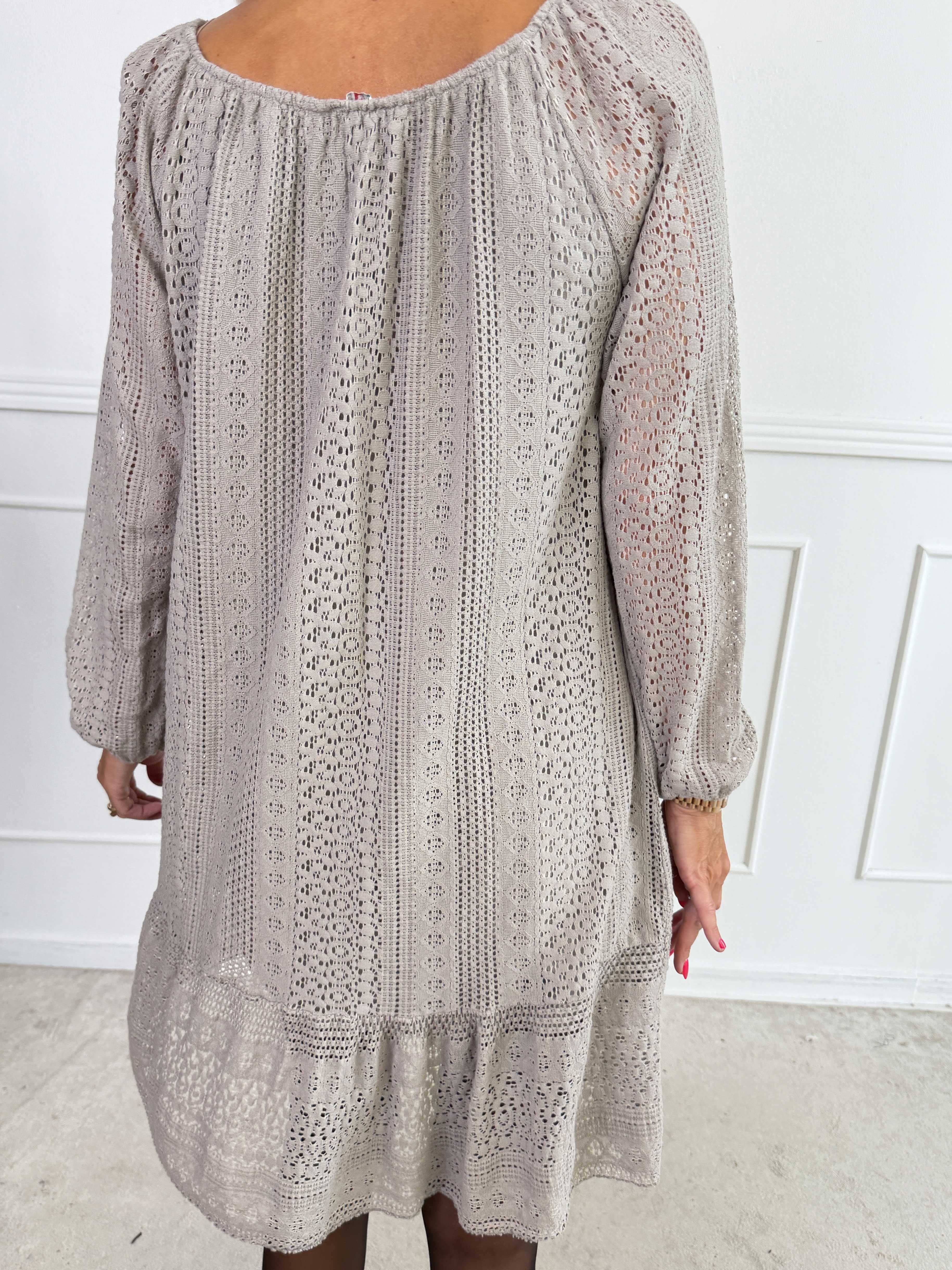 Galateia Long Sleeve – Feminin klänning i mjuk bomullsspets