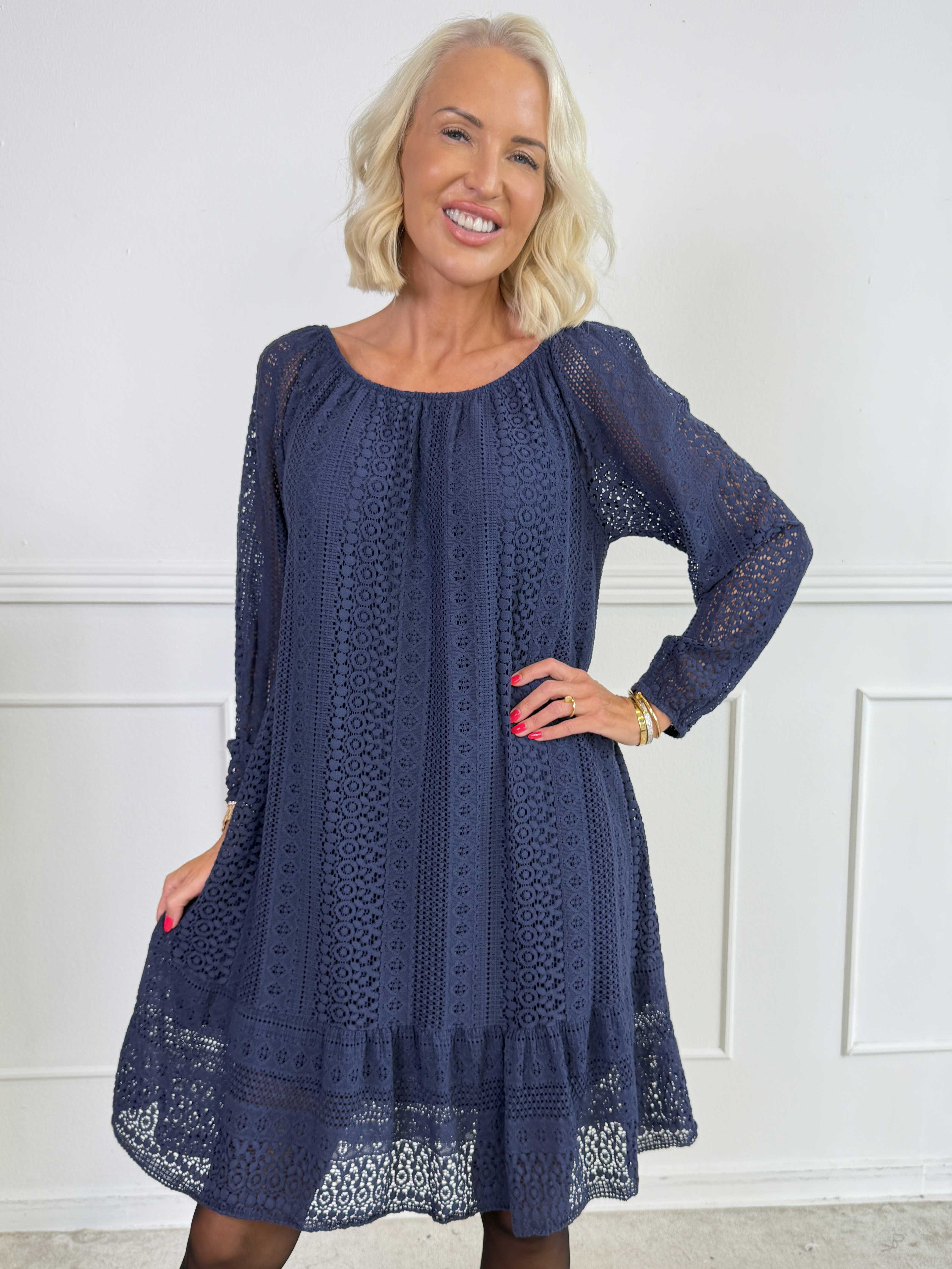 Galateia Long Sleeve – Feminin klänning i mjuk bomullsspets