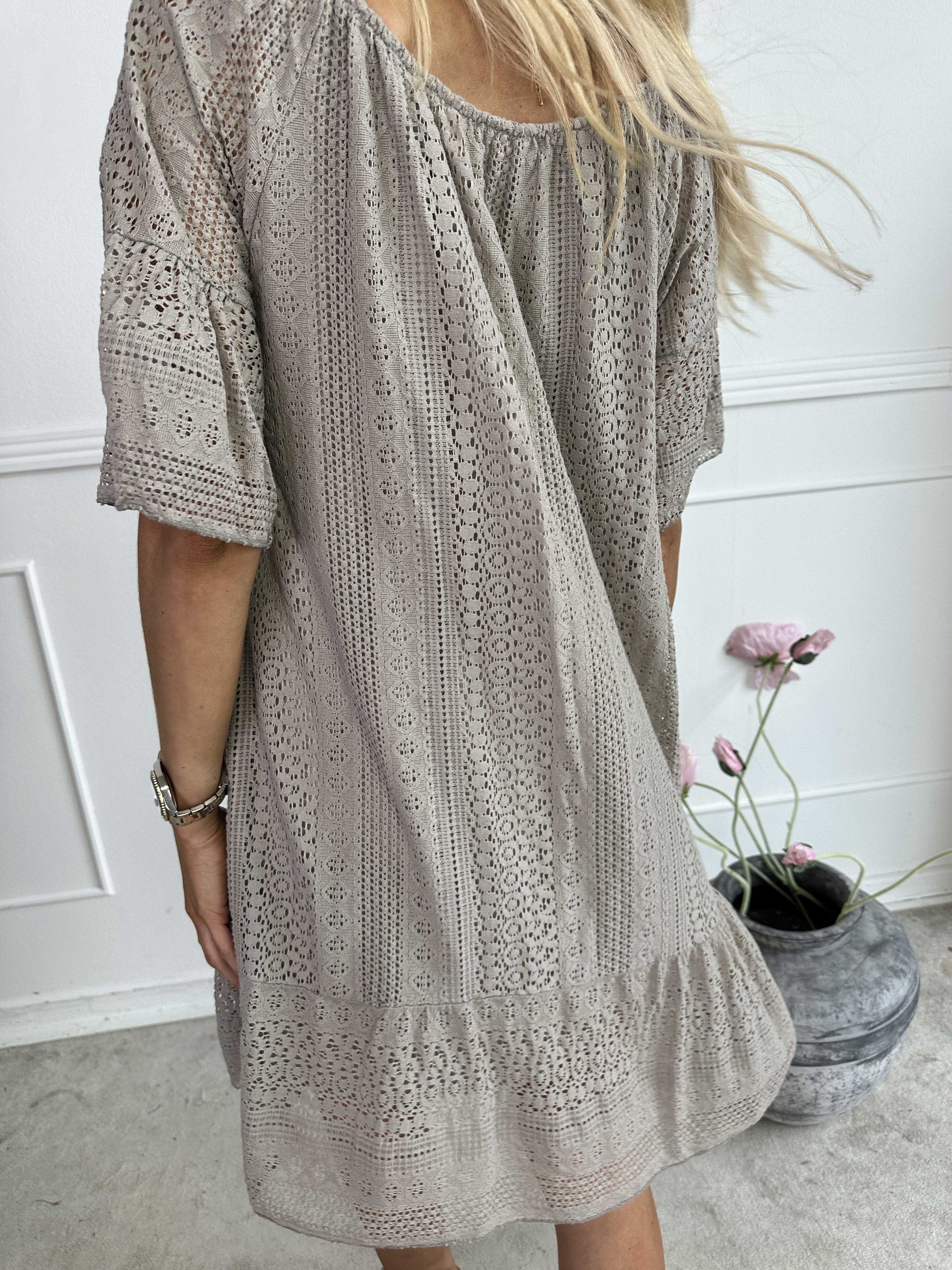 Galateia Sleeves - Klänning i mjuk spets i bomull