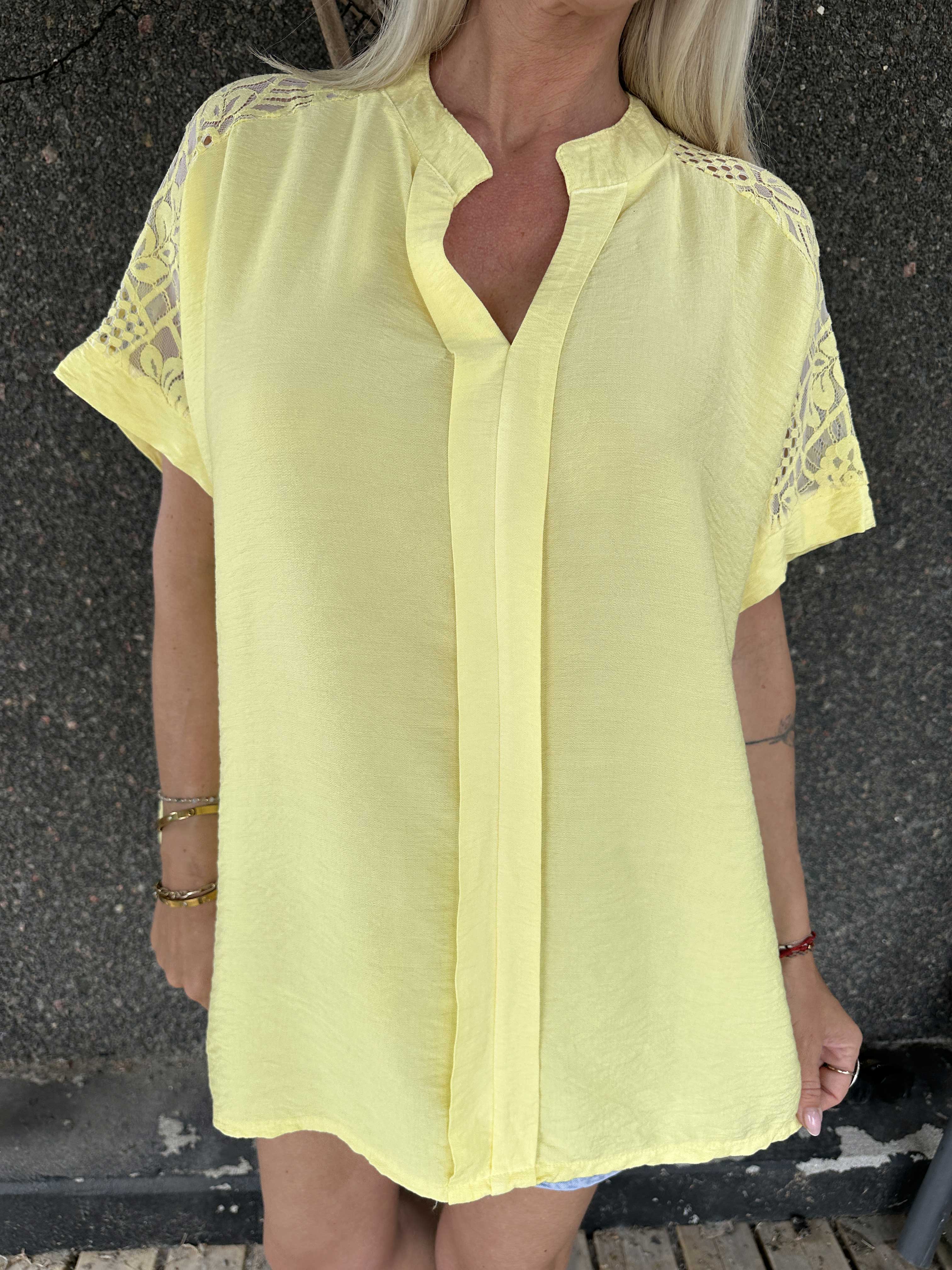 Galene - Söt tunika i viskos med spetsdetaljer