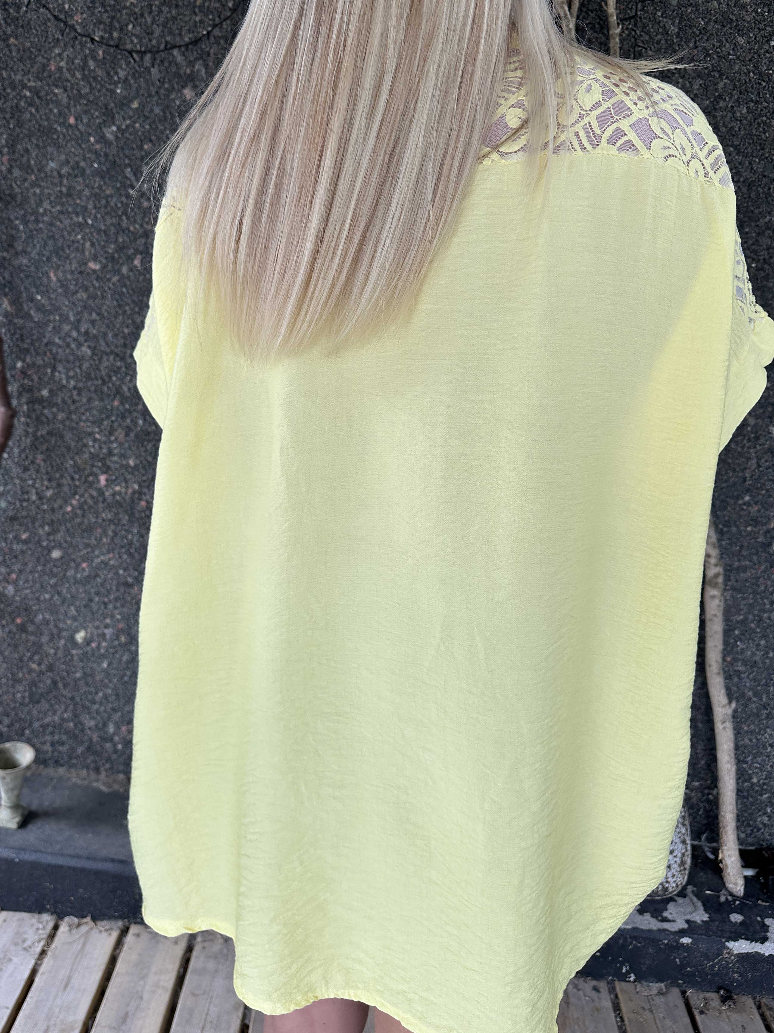 Galene - Söt tunika i viskos med spetsdetaljer