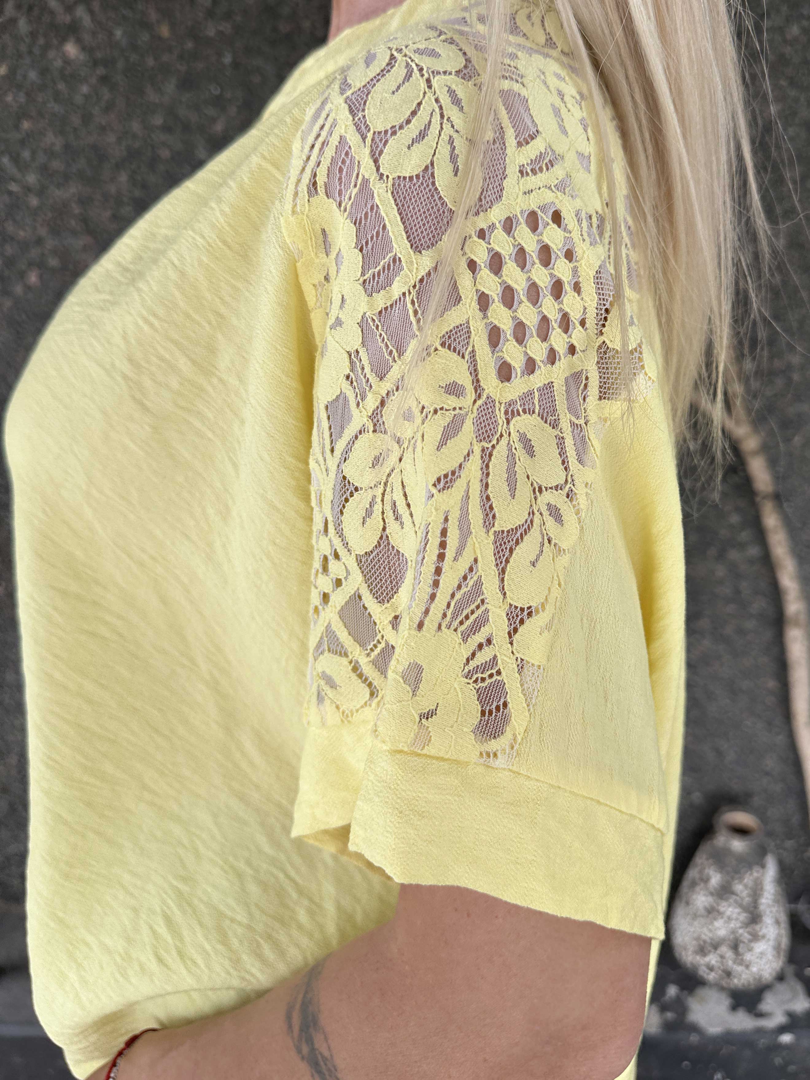 Galene - Söt tunika i viskos med spetsdetaljer