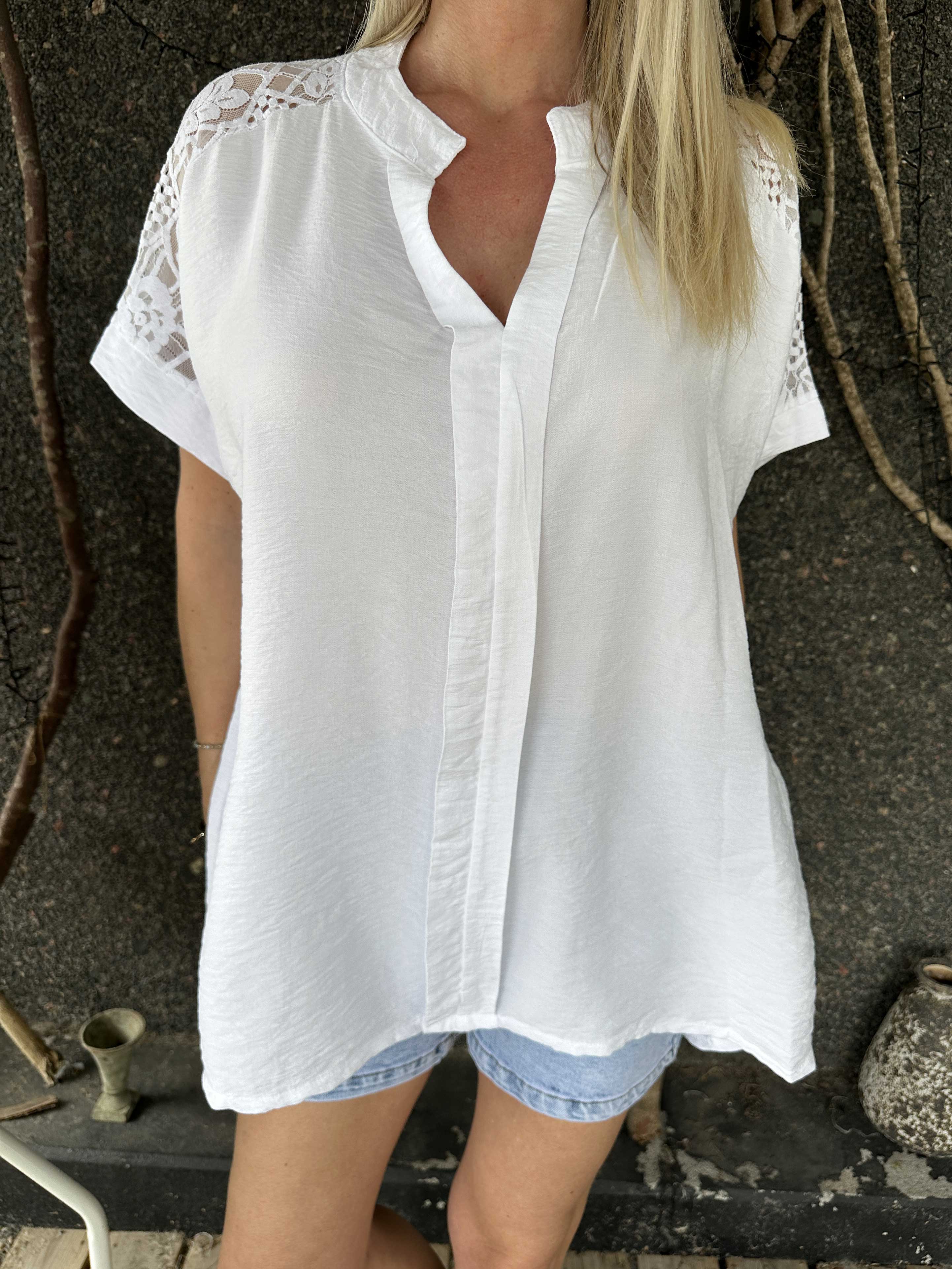 Galene - Söt tunika i viskos med spetsdetaljer