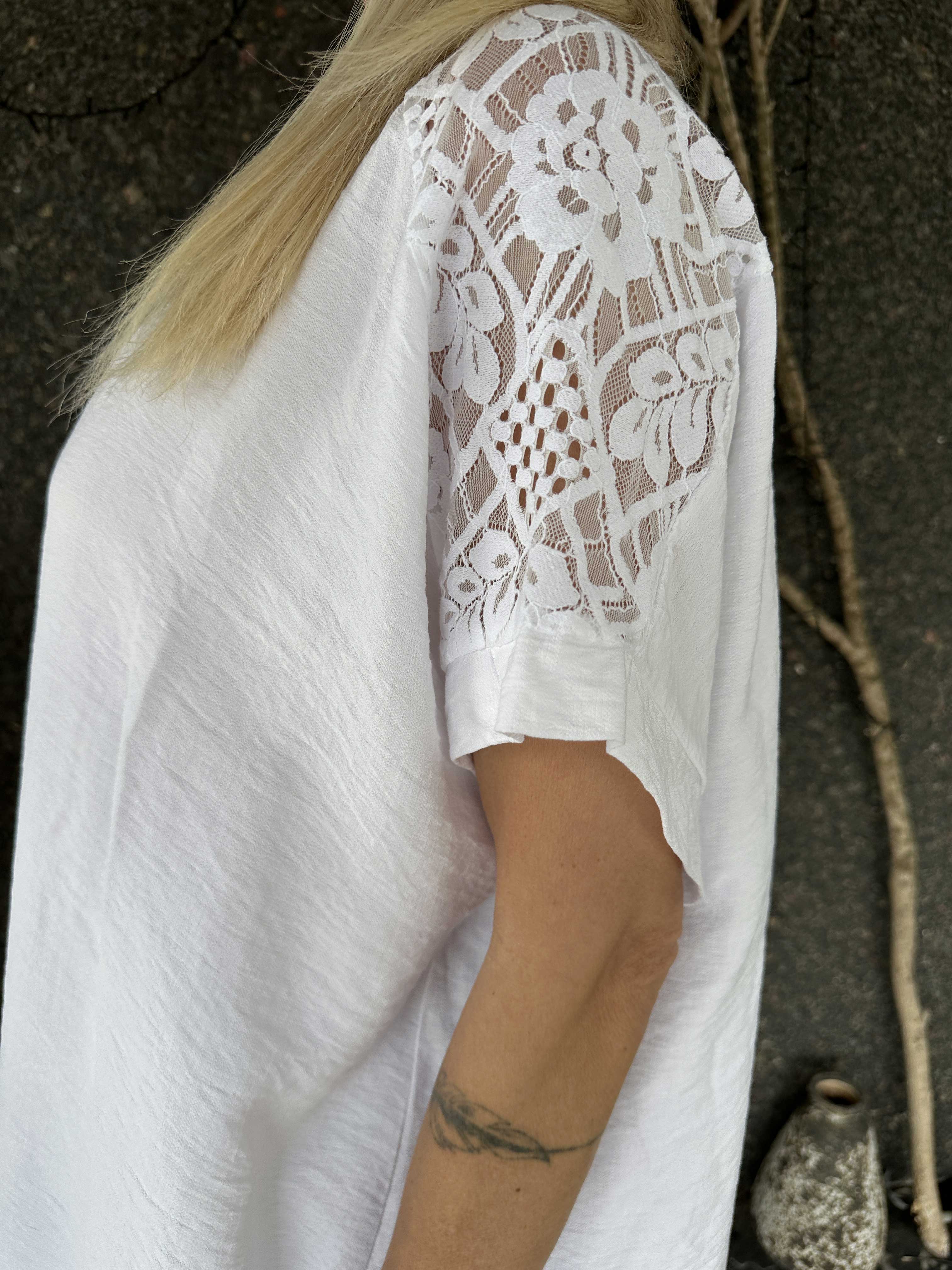 Galene - Söt tunika i viskos med spetsdetaljer