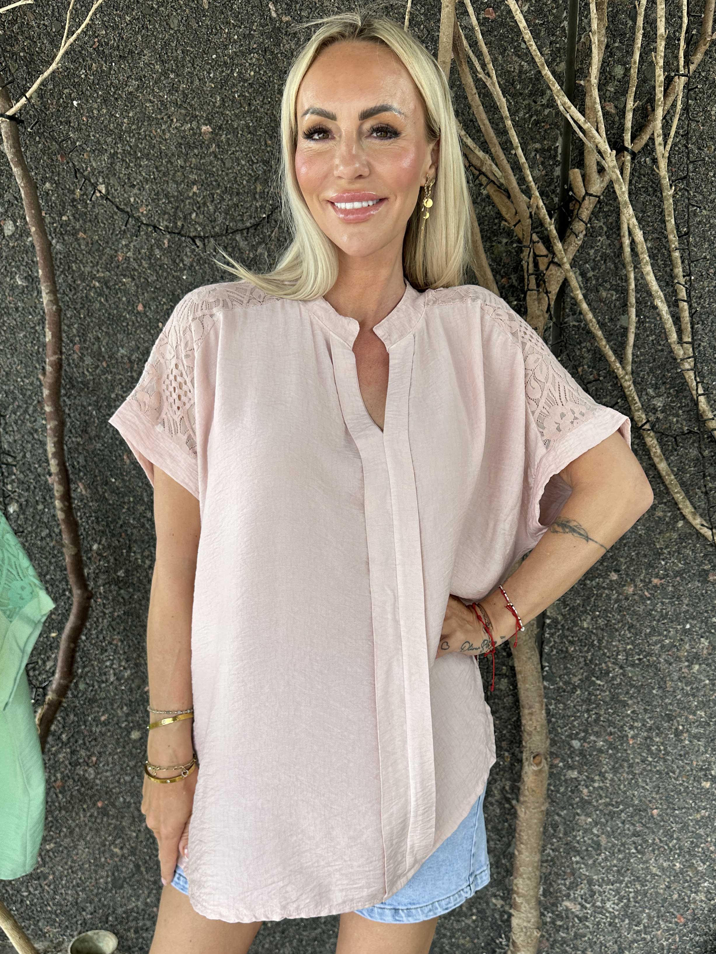 Galene - Söt tunika i viskos med spetsdetaljer